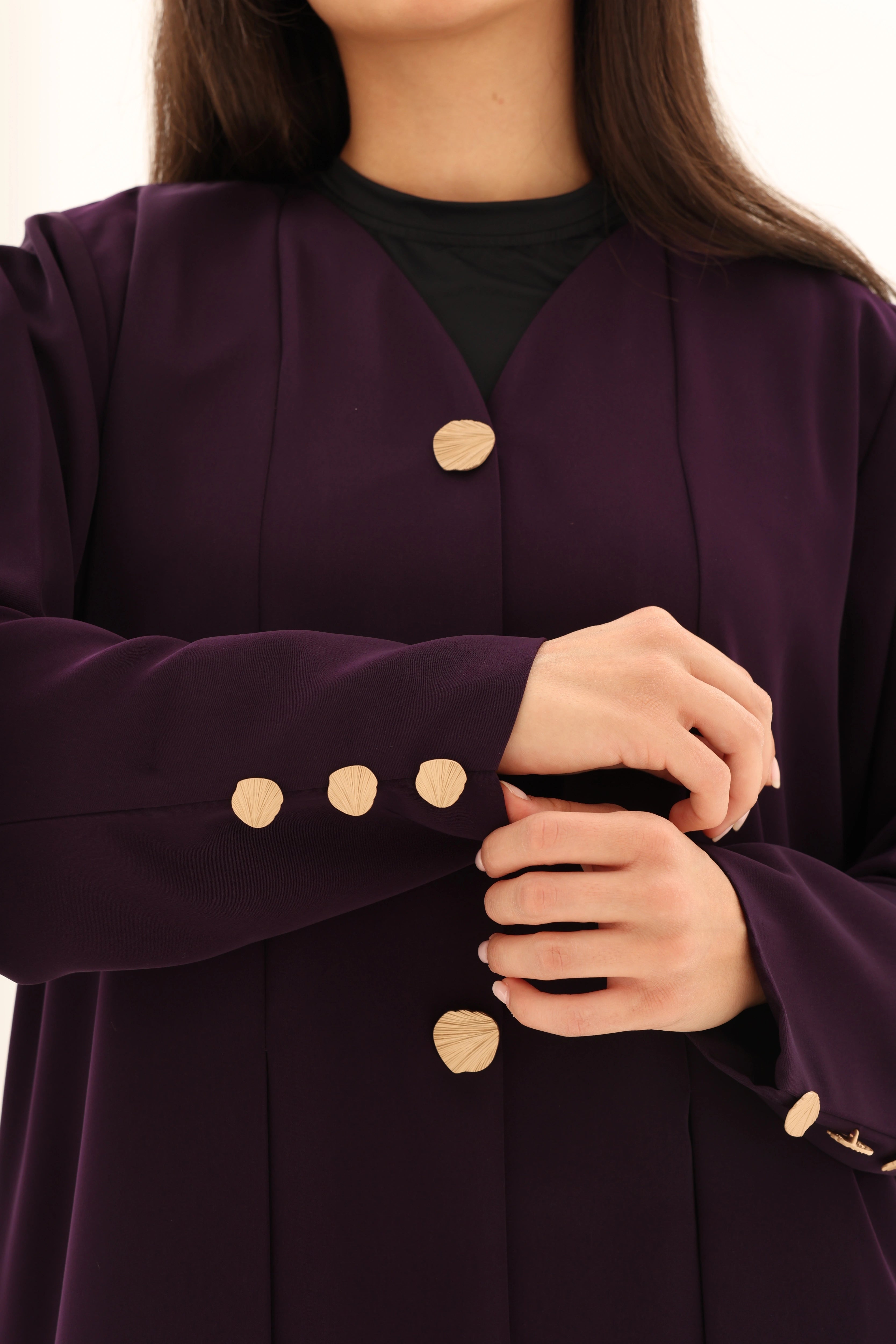 Abaya aubergine crepe premium - details boutons dores coquillage - SOOTRASHOP