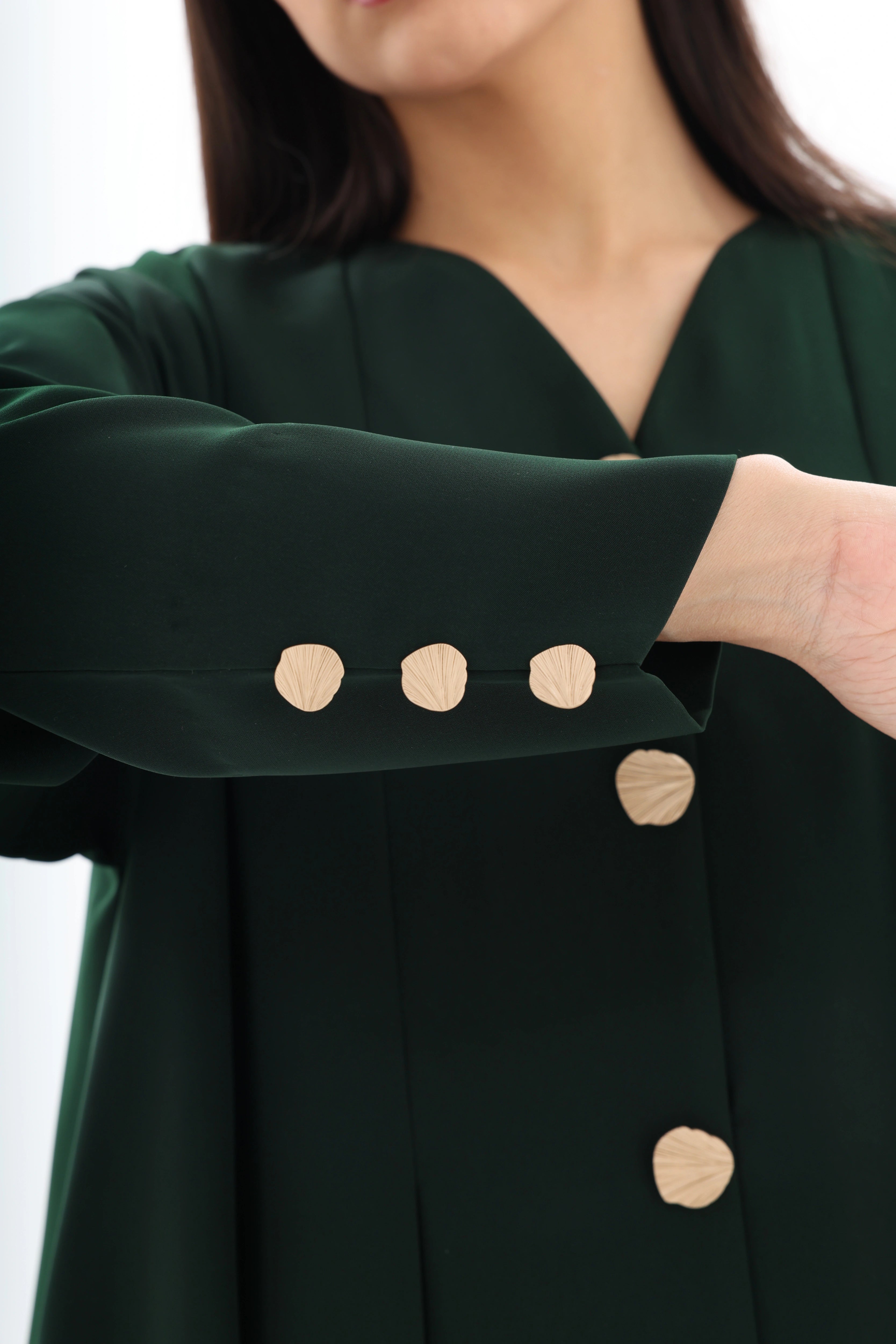 Abaya vert emeraude crepe premium - details boutons - SOOTRASHOP