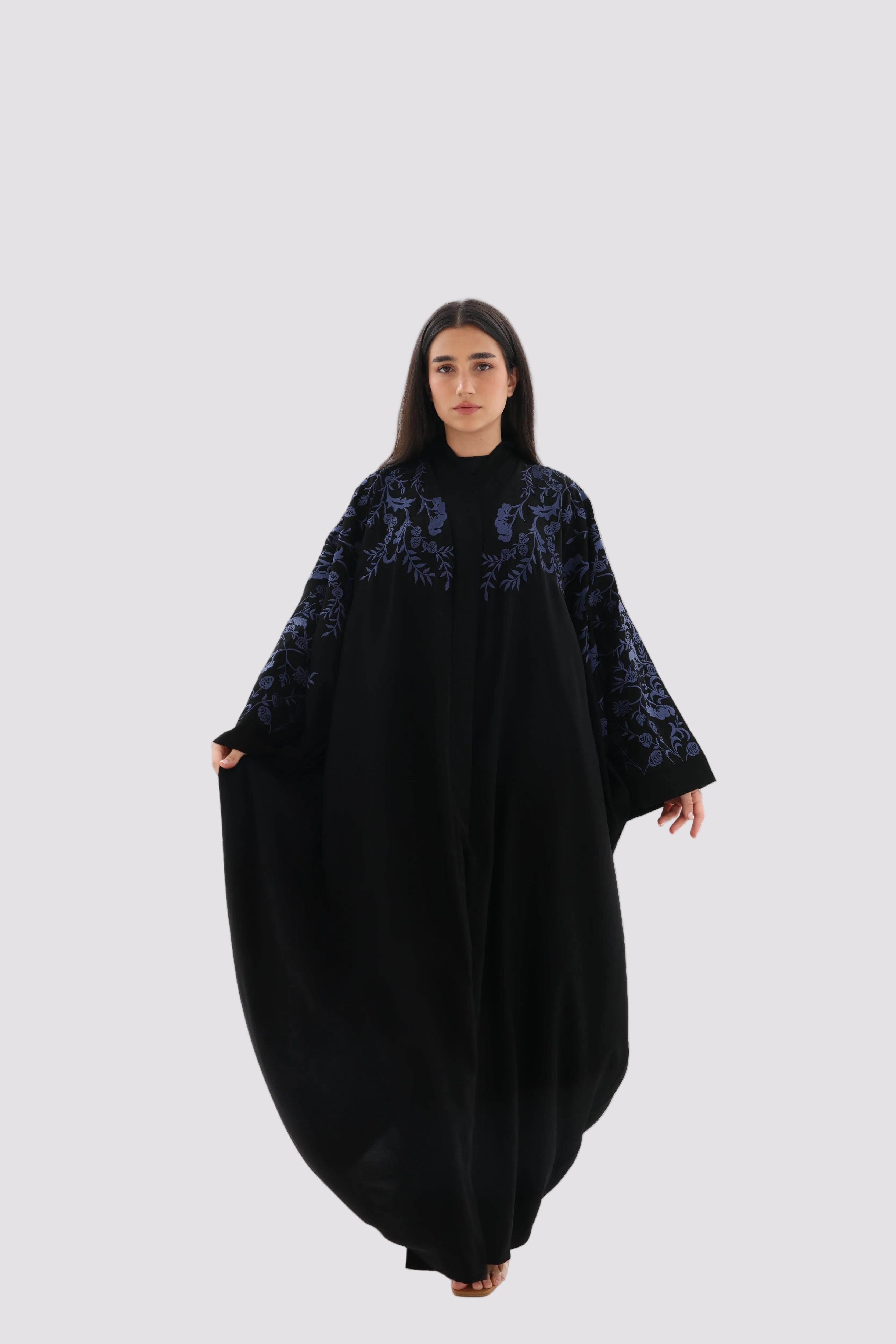 Bisht noire oversize brodée bleu – vue de face 2 – SOOTRASHOP