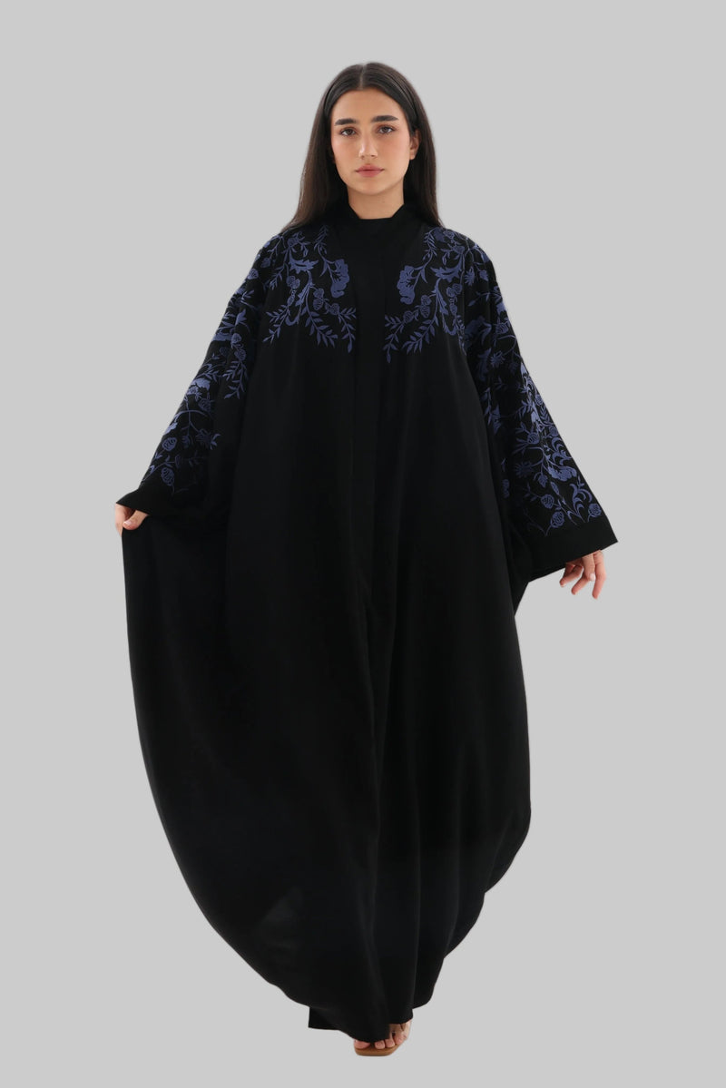 Bisht noire oversize brodée bleu – vue de face 2 – SOOTRASHOP
