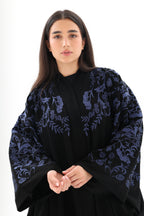 Bisht noire oversize brodée bleu – détails broderie – SOOTRASHOP