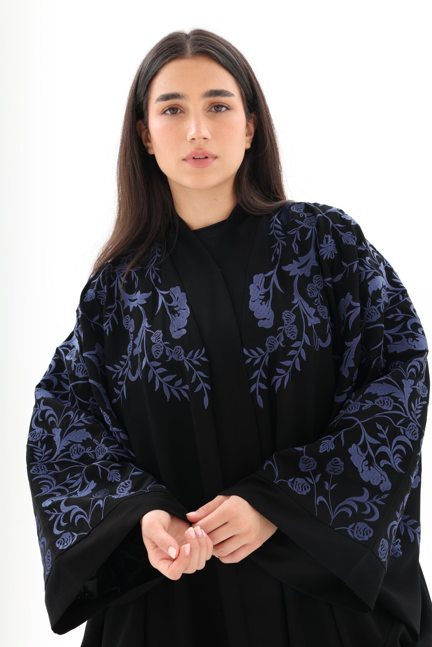 Bisht noire oversize brodée bleu – détails broderie – SOOTRASHOP