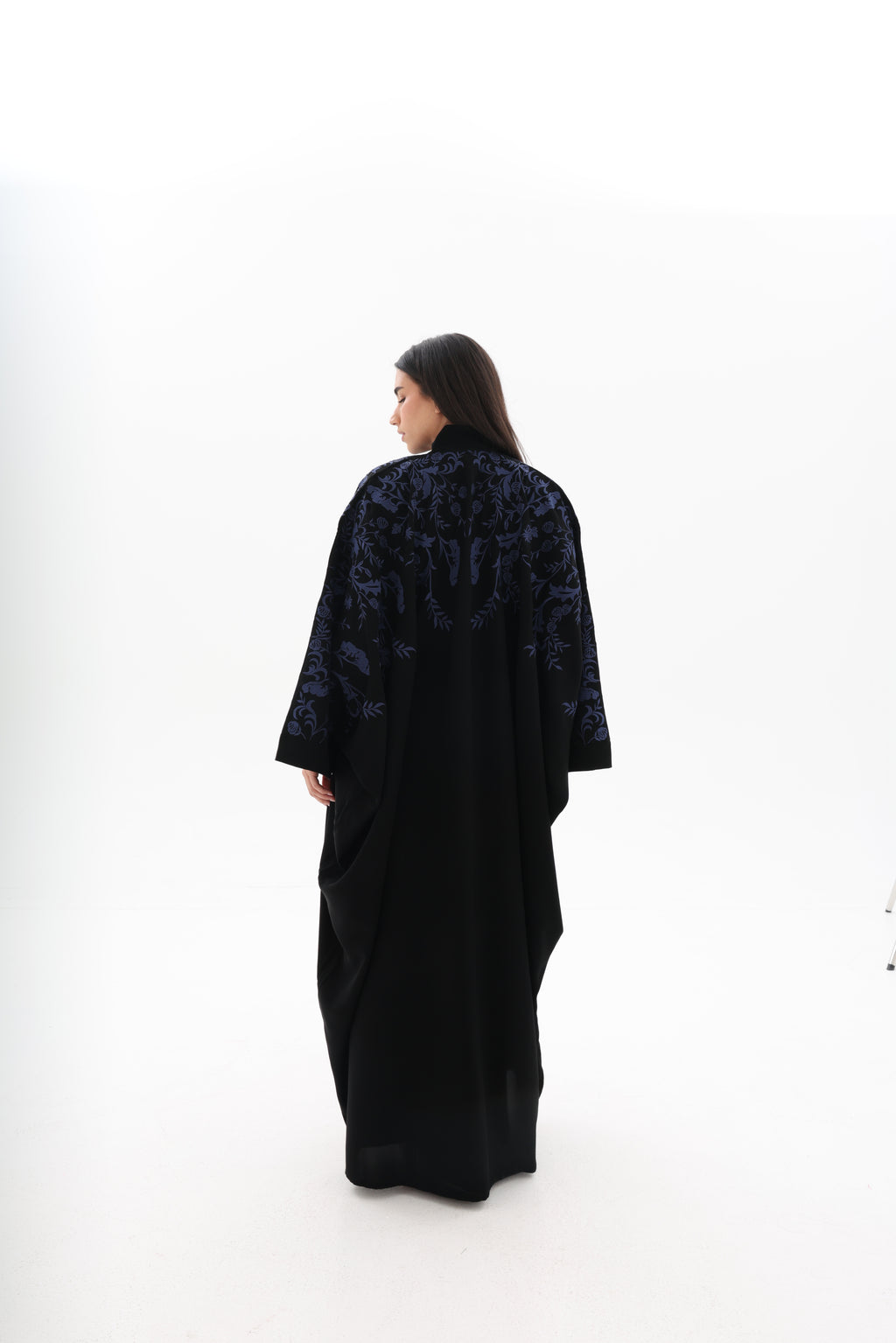 Bisht noire oversize brodée bleu – vue de dos – SOOTRASHOP