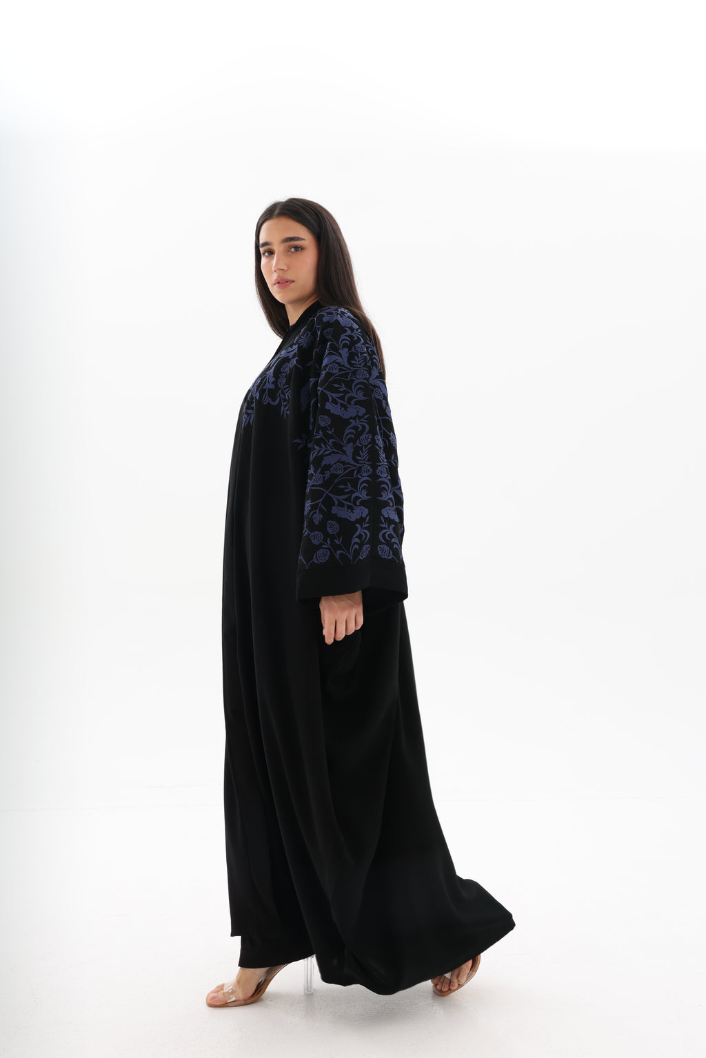 Bisht-noire- oversize- brodé- bleu – vue de face2 – SOOTRASHOP