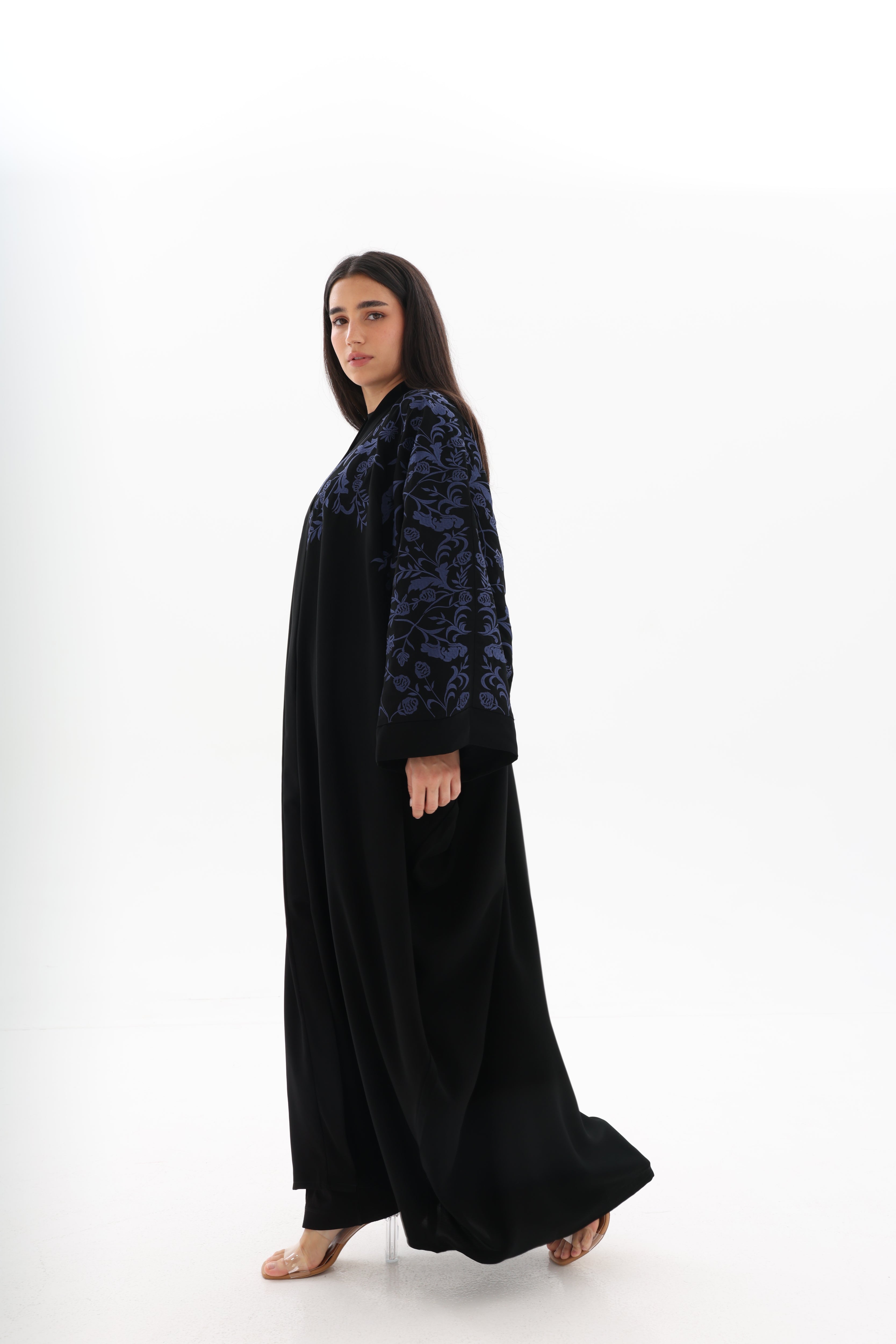 Bisht-noire- oversize- brodé- bleu – vue de face2 – SOOTRASHOP