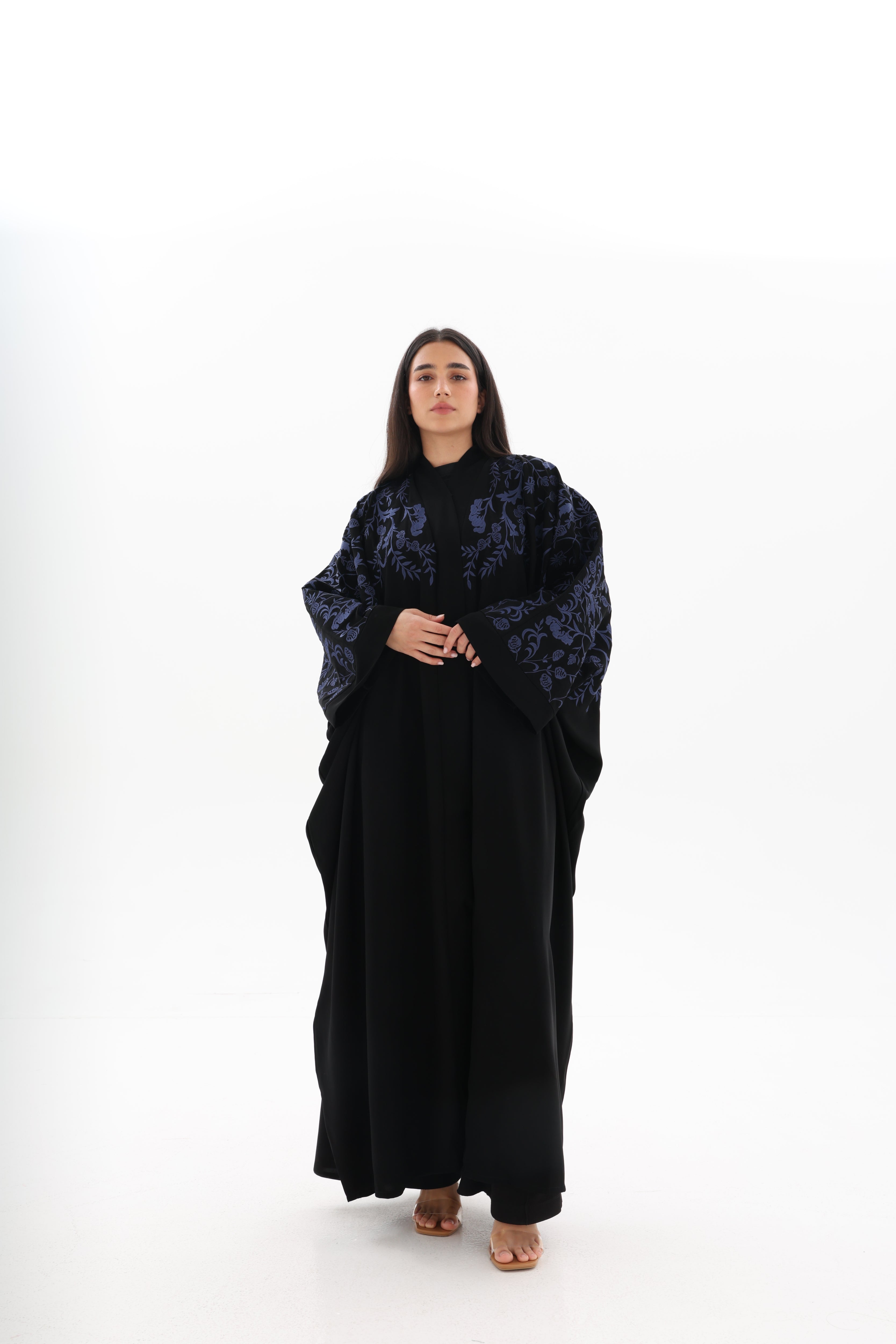 Bisht noire oversize brodée bleu – vue de face – SOOTRASHOP