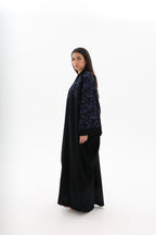 Bisht noire oversize brodée bleu – vue de profil 2 – SOOTRASHOP