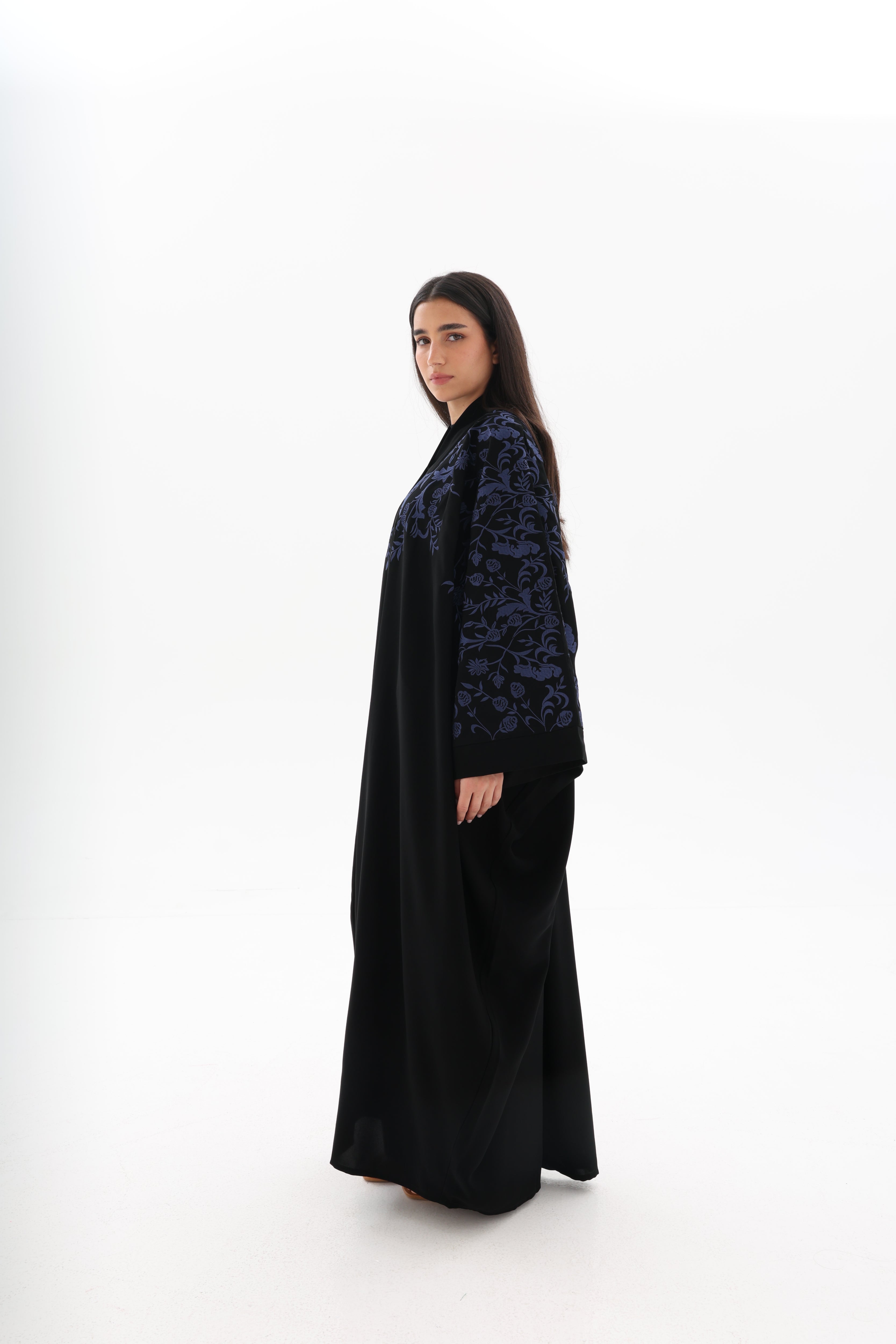 Bisht noire oversize brodée bleu – vue de profil 2 – SOOTRASHOP