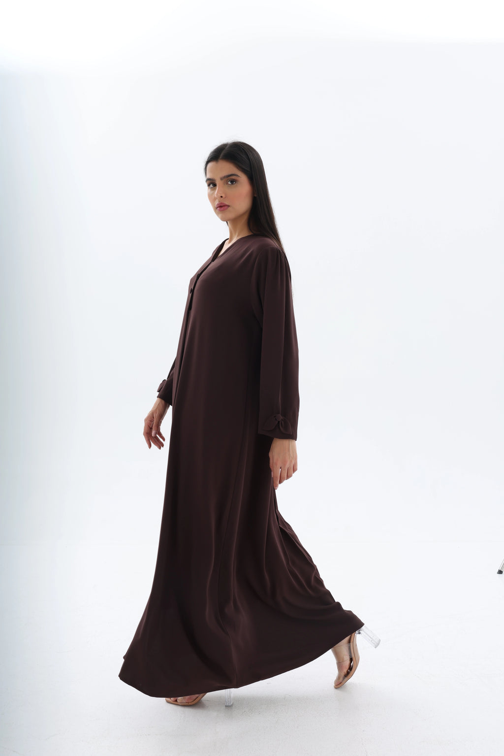 Abaya marron chocolat crêpe premium – vue de profil – SOOTRASHOP