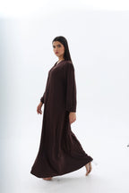 Abaya marron chocolat crêpe premium – vue de profil – SOOTRASHOP