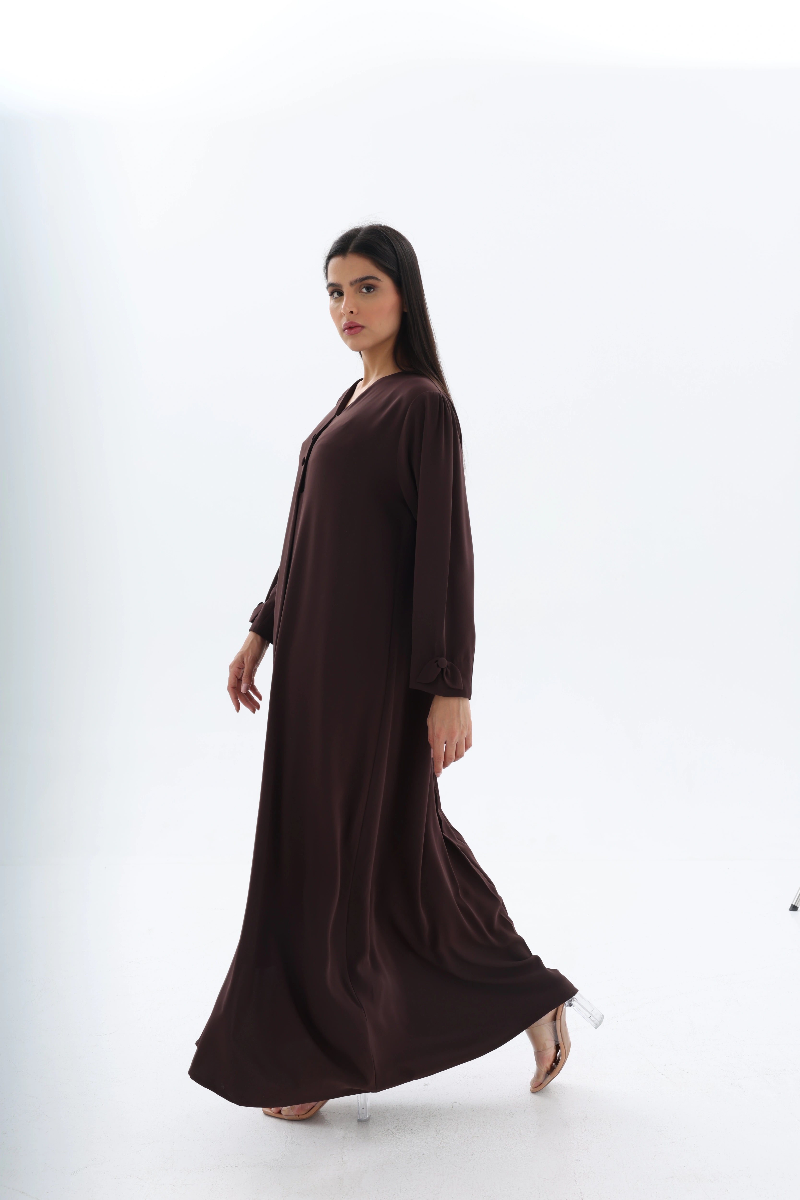 Abaya marron chocolat crêpe premium – vue de profil – SOOTRASHOP