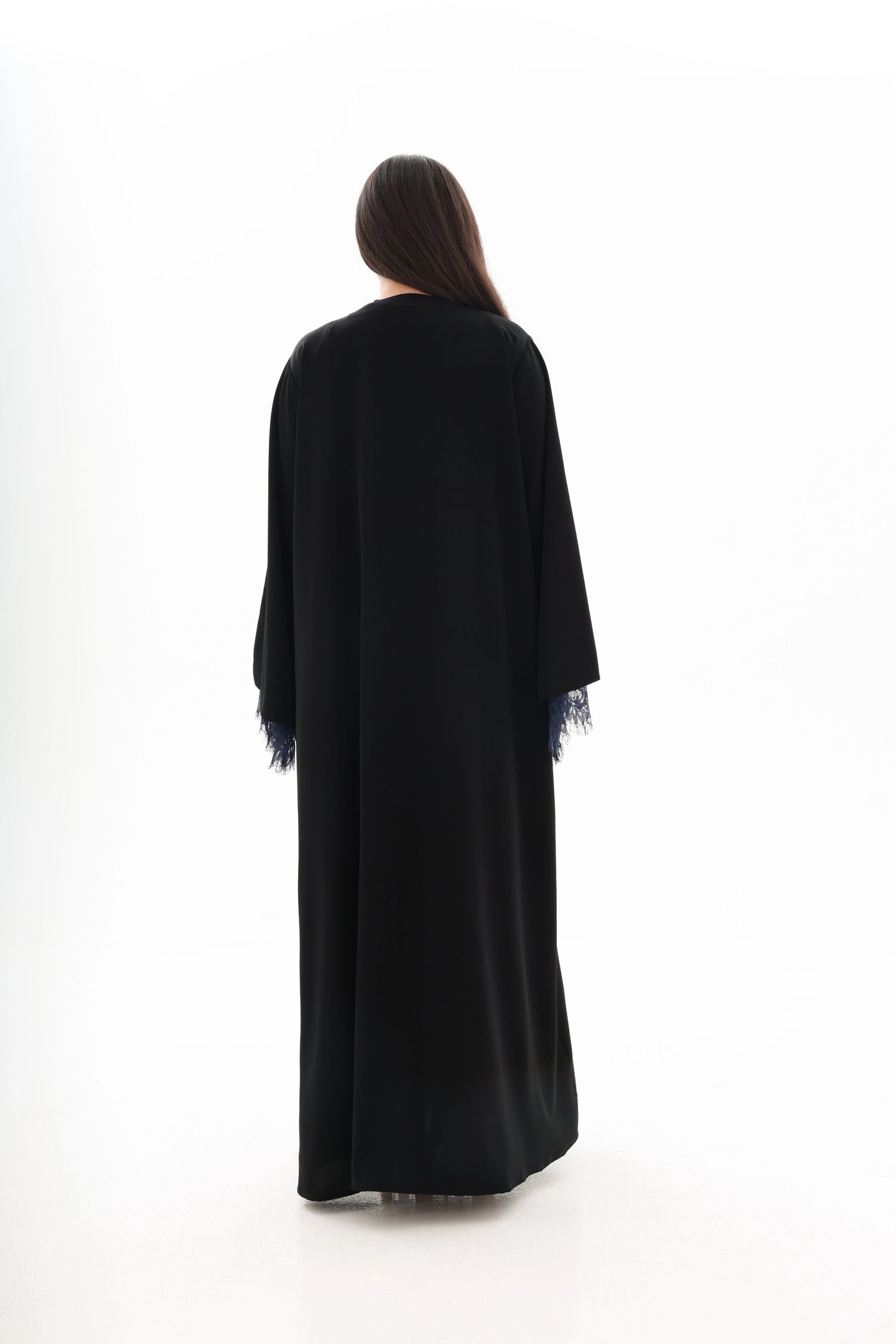Abaya dentelle noire Nida coréen premium – vue de dos – SOOTRASHOP