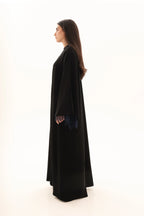 Abaya dentelle noire Nida coréen premium – vue de profil – SOOTRASHOP