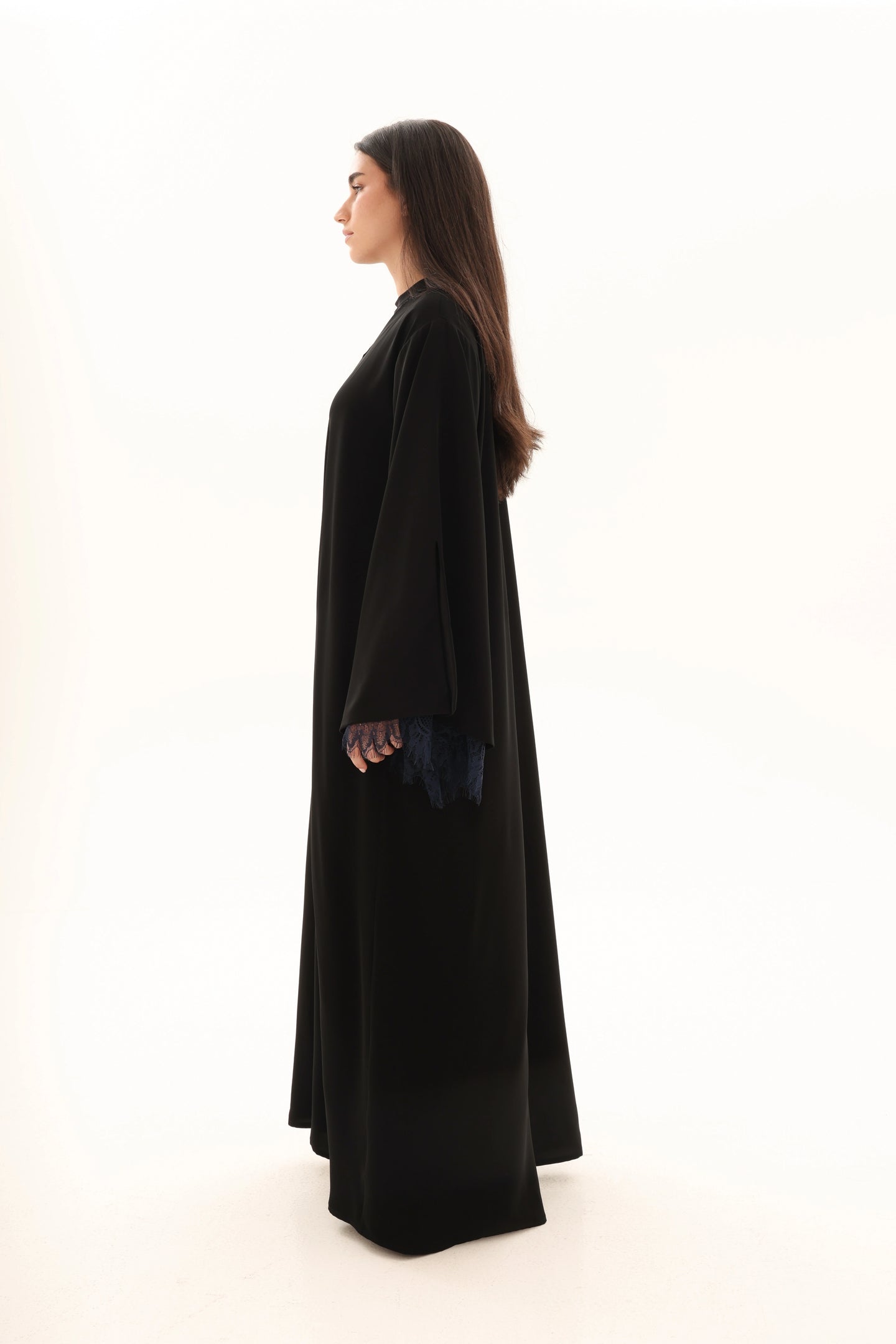 Abaya dentelle noire Nida coréen premium – vue de profil – SOOTRASHOP