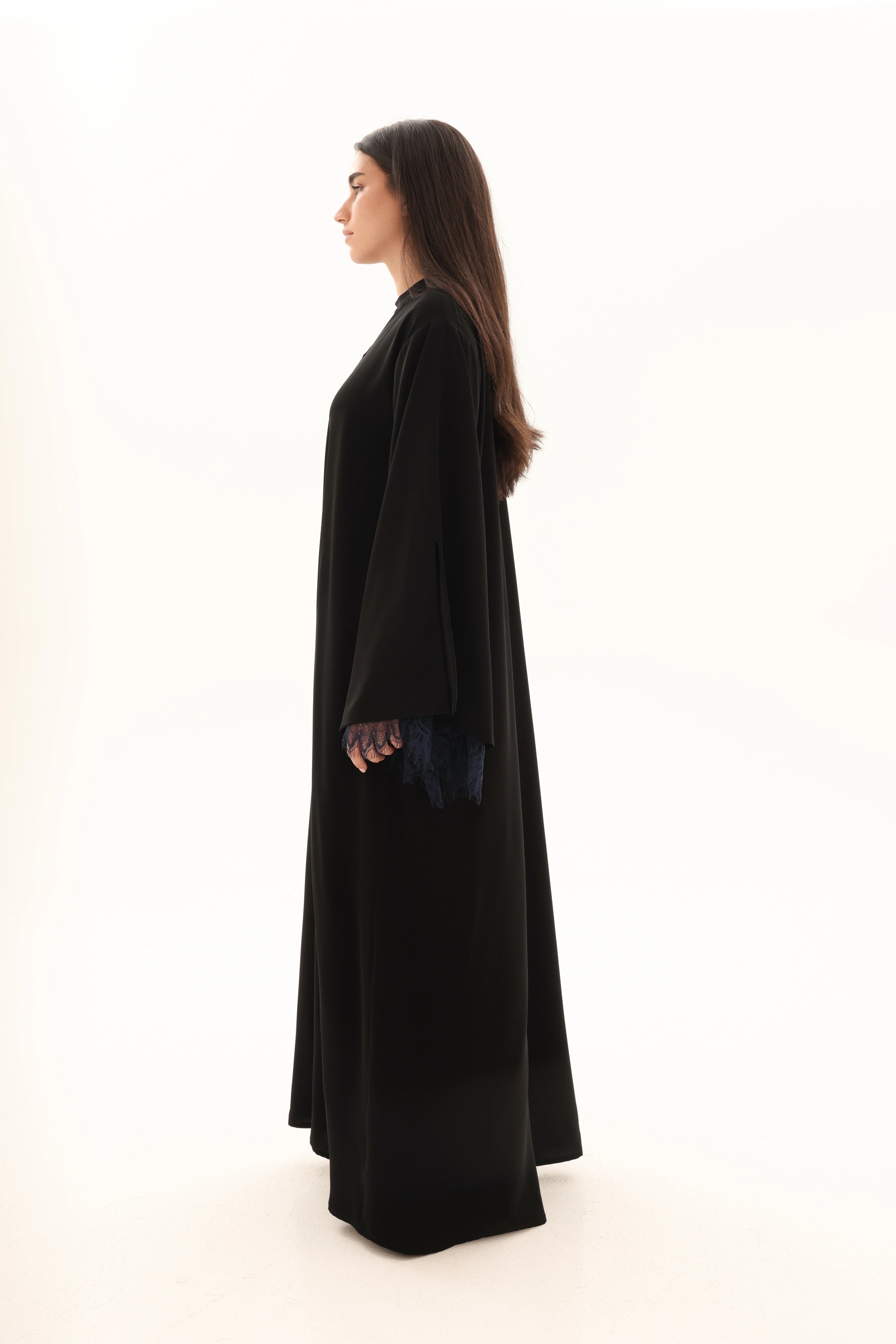 Abaya dentelle noire Nida coréen premium – vue de profil – SOOTRASHOP