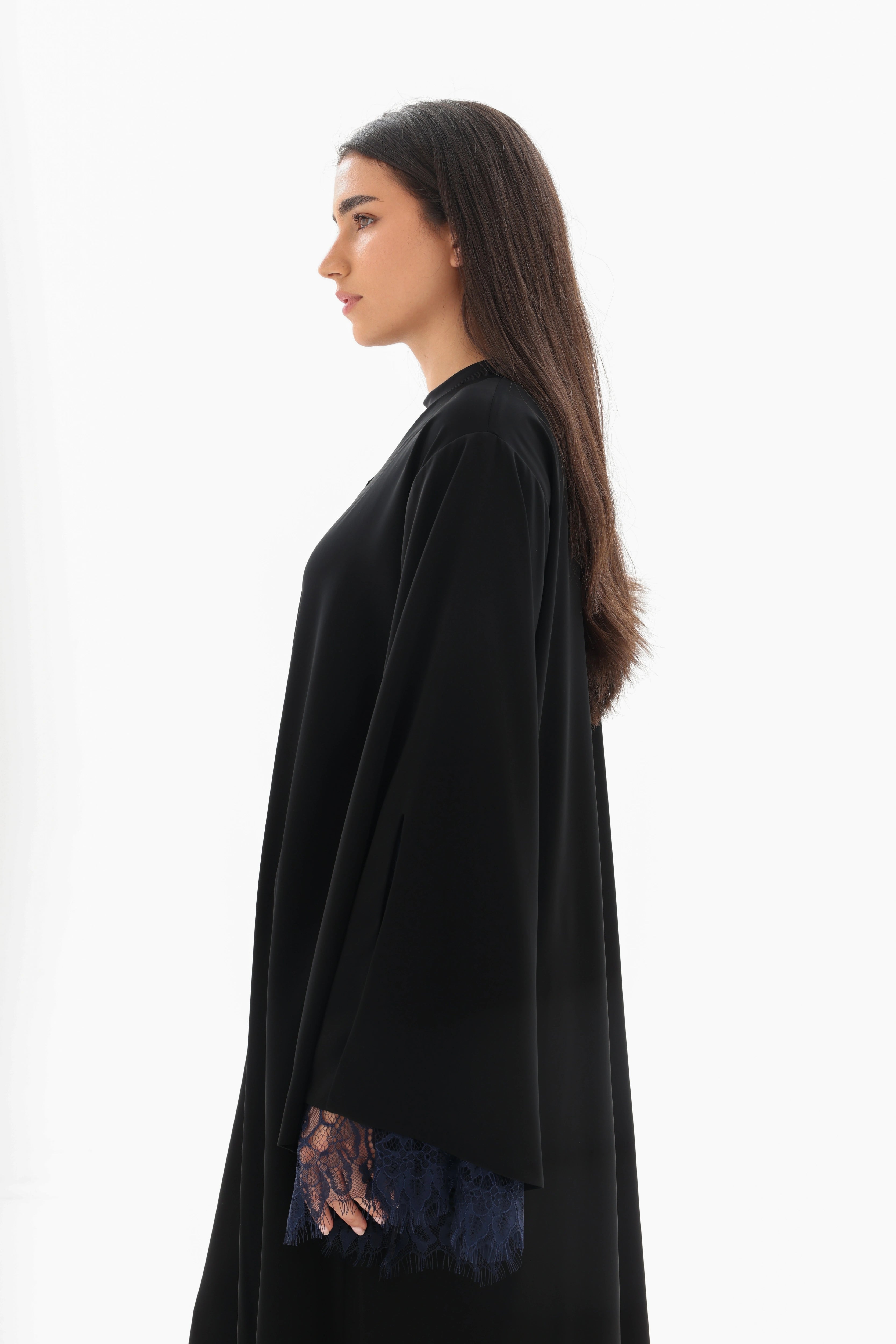 Abaya dentelle noire Nida coréen premium – vue de profil 3 – SOOTRASHOP