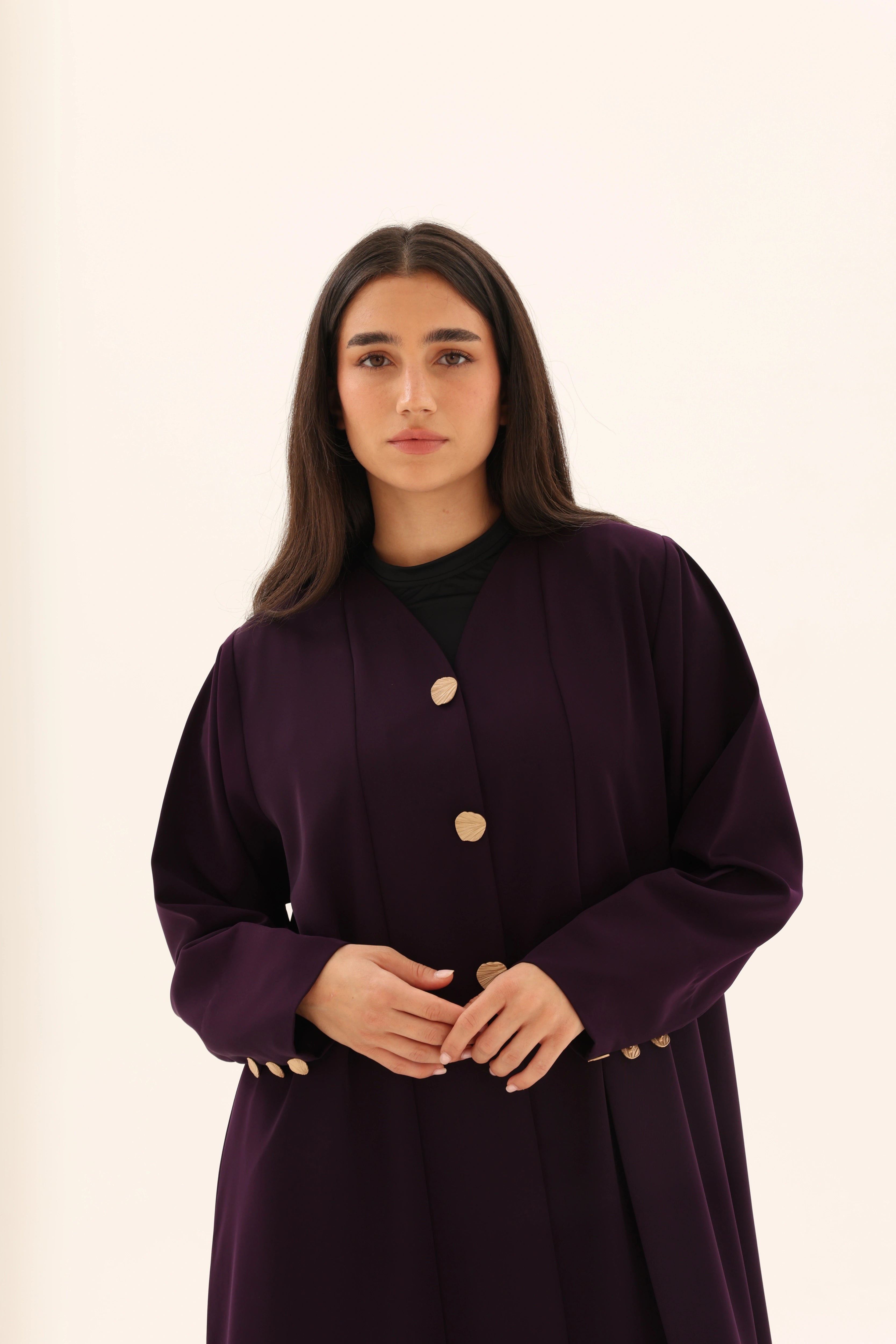 Abaya aubergine crêpe premium – détails tissu et finitions – SOOTRASHOP