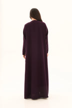 Abaya aubergine crêpe premium coupe cloche – vue de dos – SOOTRASHOP