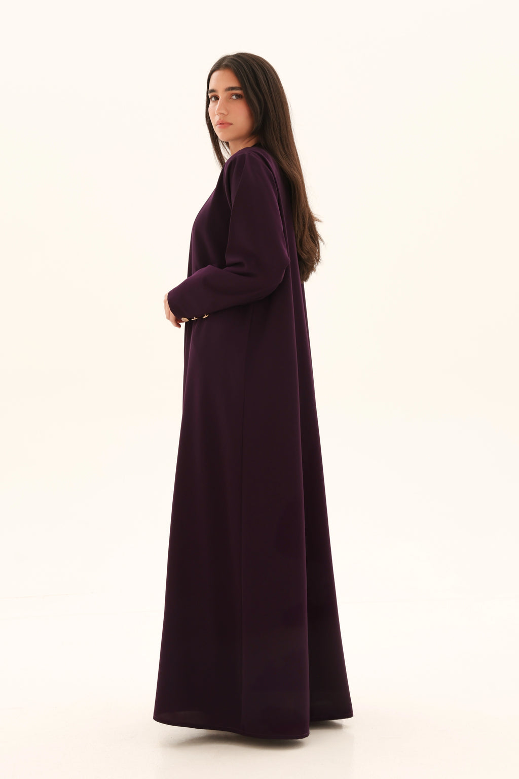 Abaya aubergine crêpe premium coupe cloche – vue de profil – SOOTRASHOP