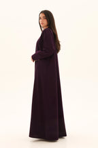 Abaya aubergine crêpe premium coupe cloche – vue de profil – SOOTRASHOP