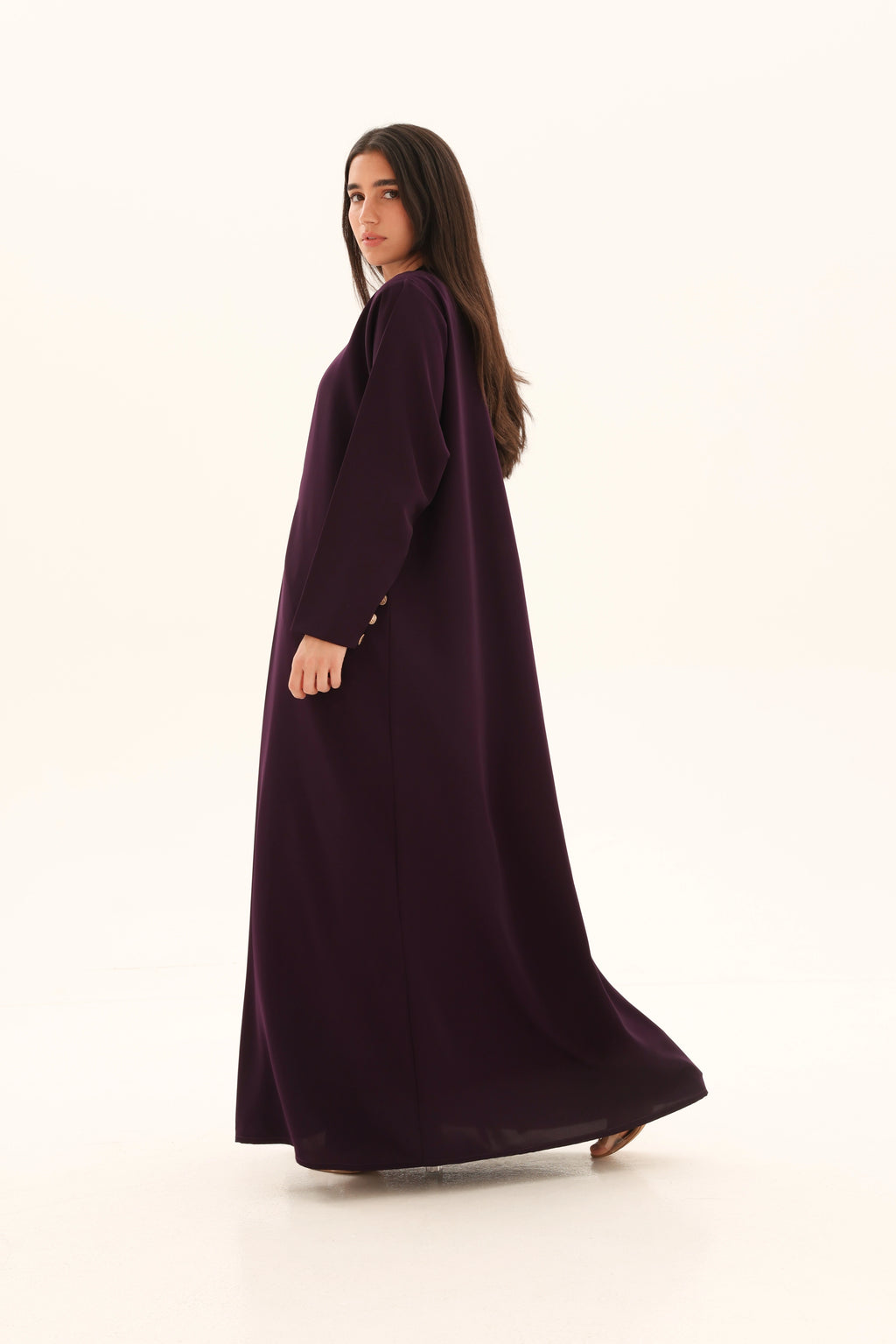 Abaya aubergine crêpe premium coupe cloche – vue de profil 2 – SOOTRASHOP