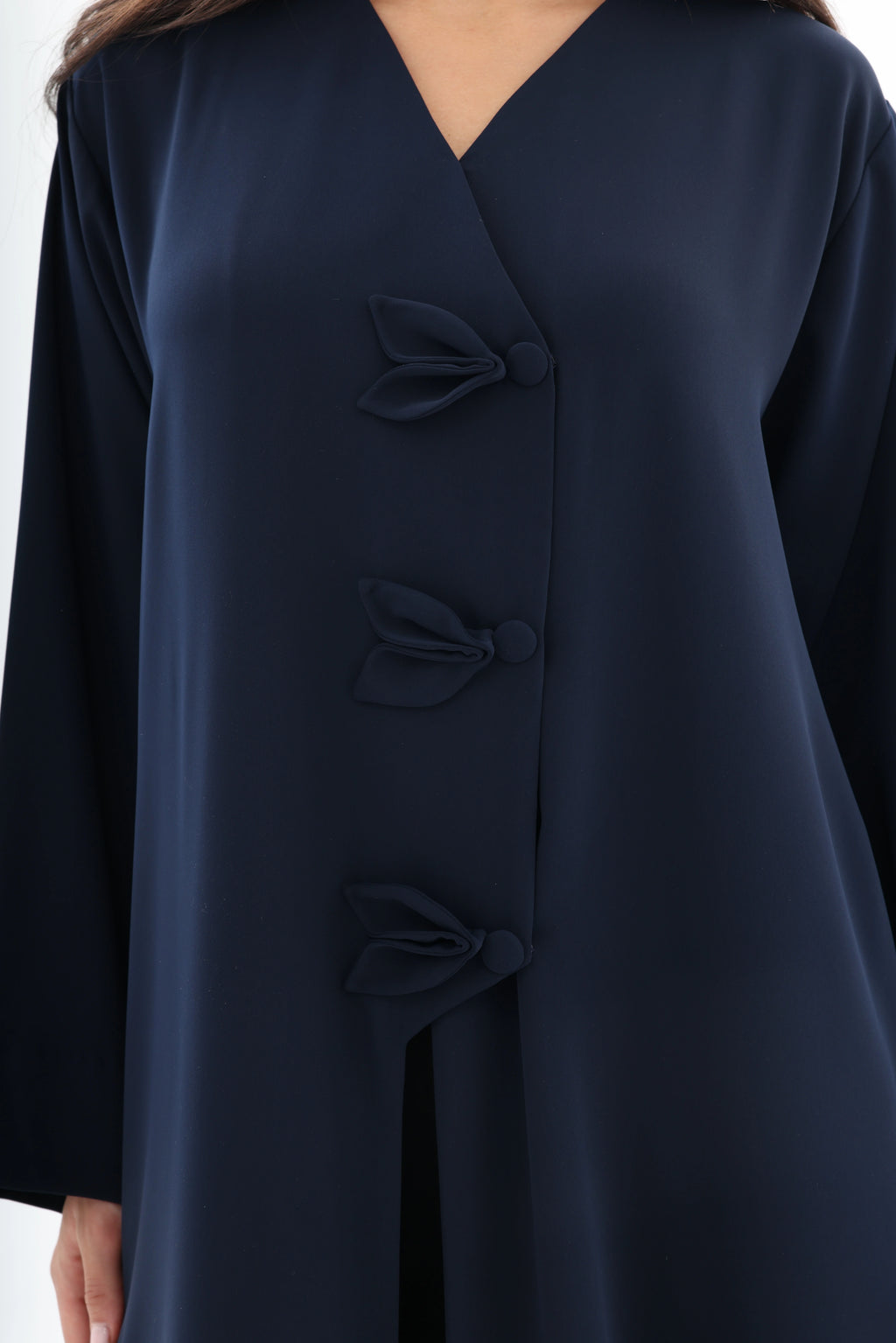 Abaya bleu marine élégance nouée – détails pans signature – SOOTRASHOP