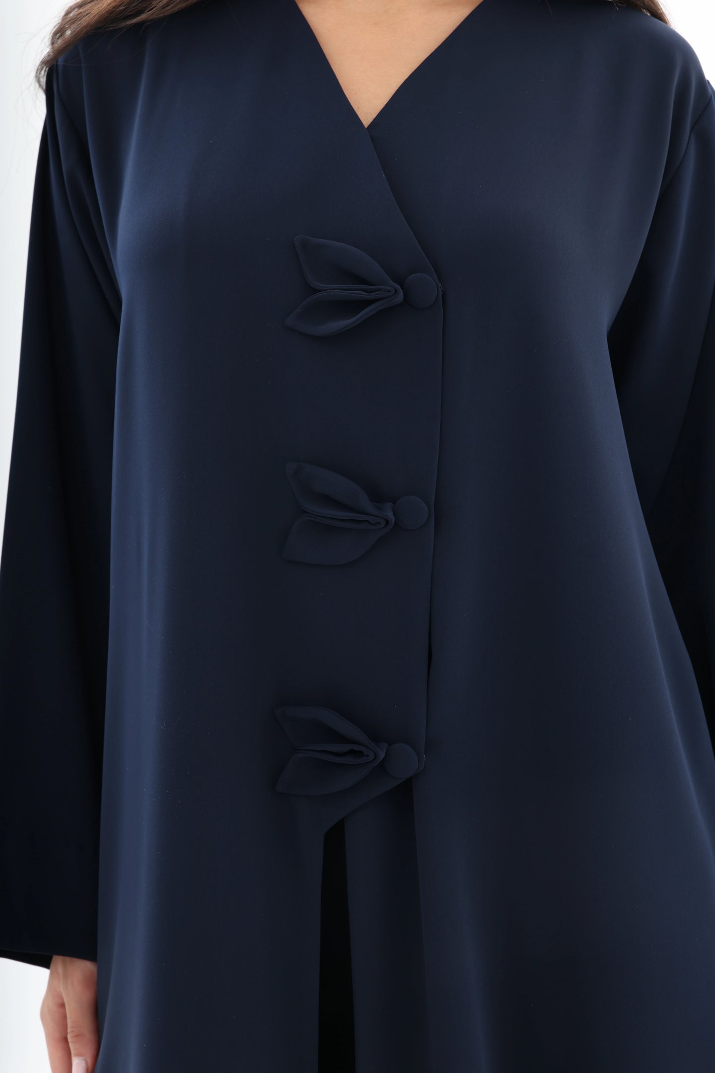 Abaya bleu marine élégance nouée – détails pans signature – SOOTRASHOP