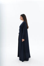 Abaya bleu marine élégance nouée crêpe premium – vue de profil – SOOTRASHOP