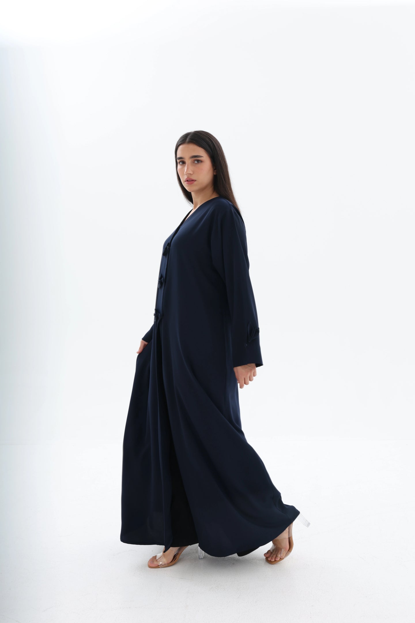 Abaya bleu marine élégance nouée crêpe premium – vue de profil 2 – SOOTRASHOP