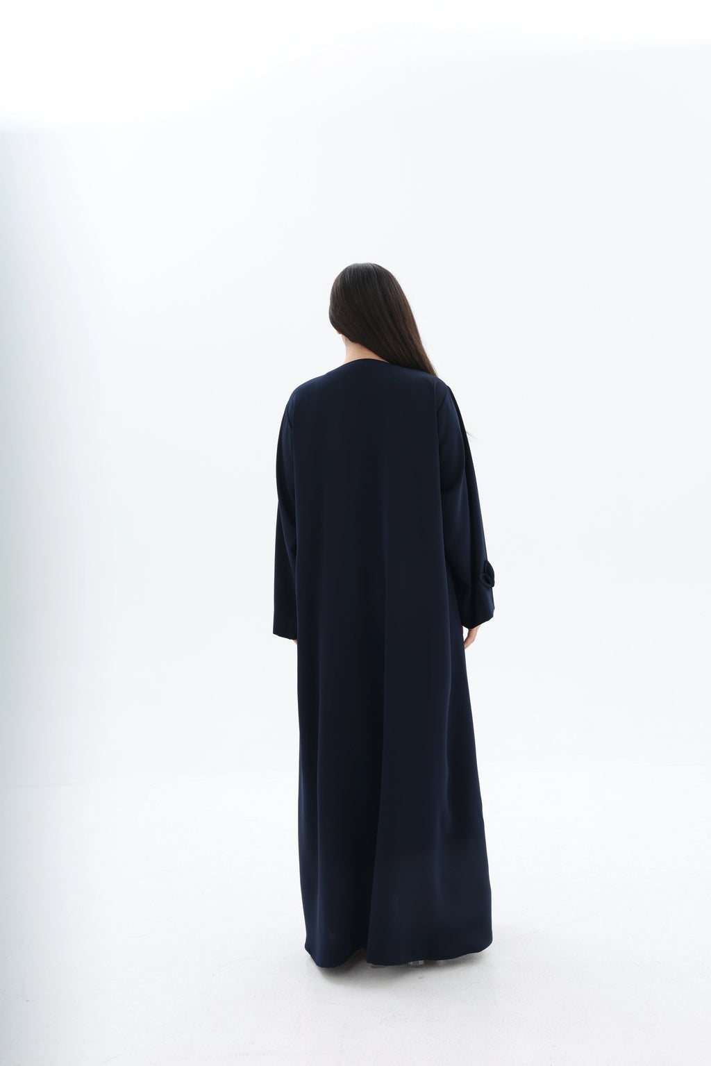 Abaya bleu marine élégance nouée crêpe premium – vue de dos – SOOTRASHOP