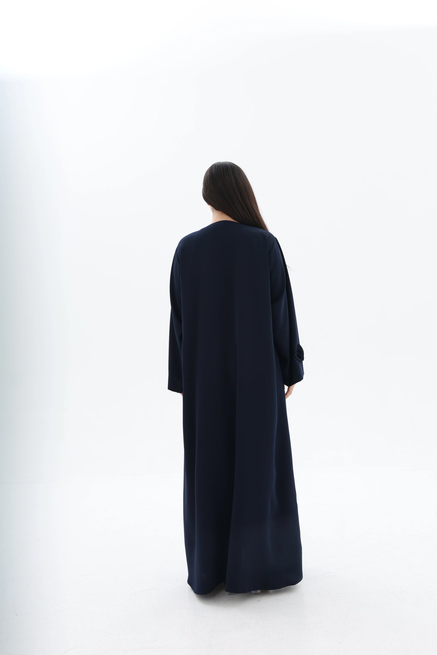 Abaya bleu marine élégance nouée crêpe premium – vue de dos – SOOTRASHOP