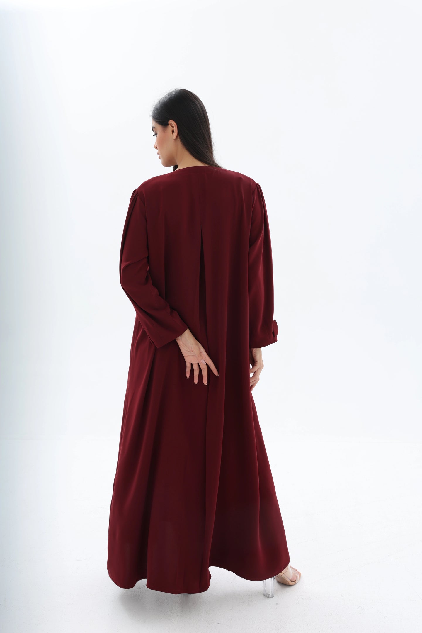 Abaya bordeaux crêpe premium – vue de dos avec fente – SOOTRASHOP