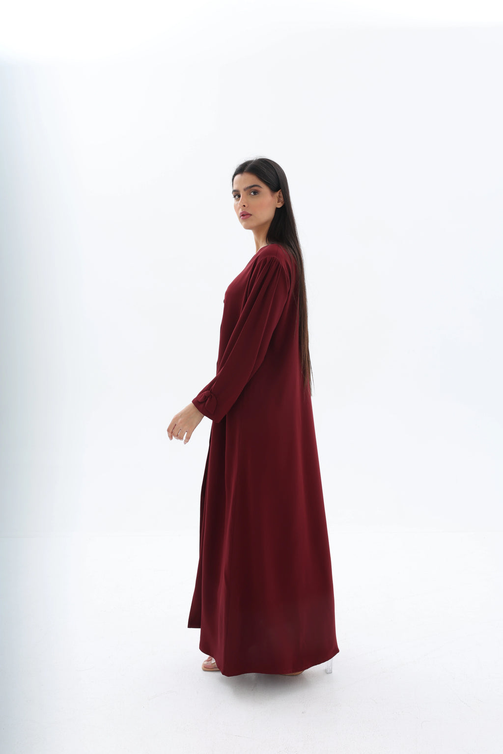 Abaya bordeaux crêpe premium – vue de profil – SOOTRASHOP