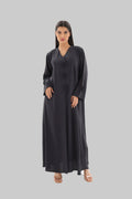 Abaya gris anthracite élégance nouée crêpe premium – vue de face – SOOTRASHOP
