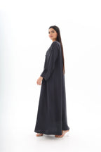 Abaya gris anthracite élégance nouée crêpe premium – vue de profil – SOOTRASHOP