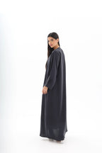 Abaya gris anthracite élégance nouée crêpe premium – vue de profil 2 – SOOTRASHOP
