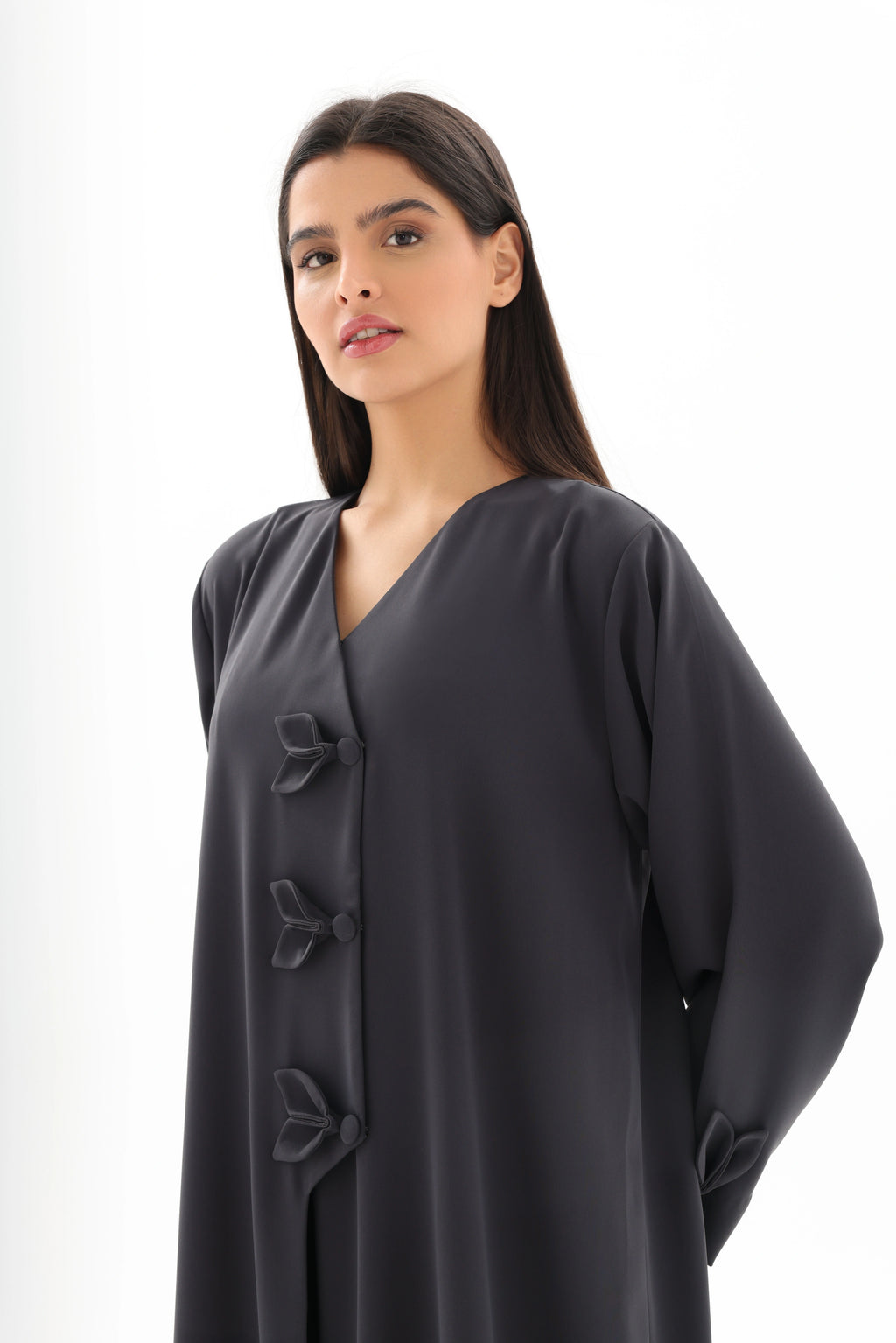 Abaya gris anthracite élégance nouée – détails pans signature – SOOTRASHOP