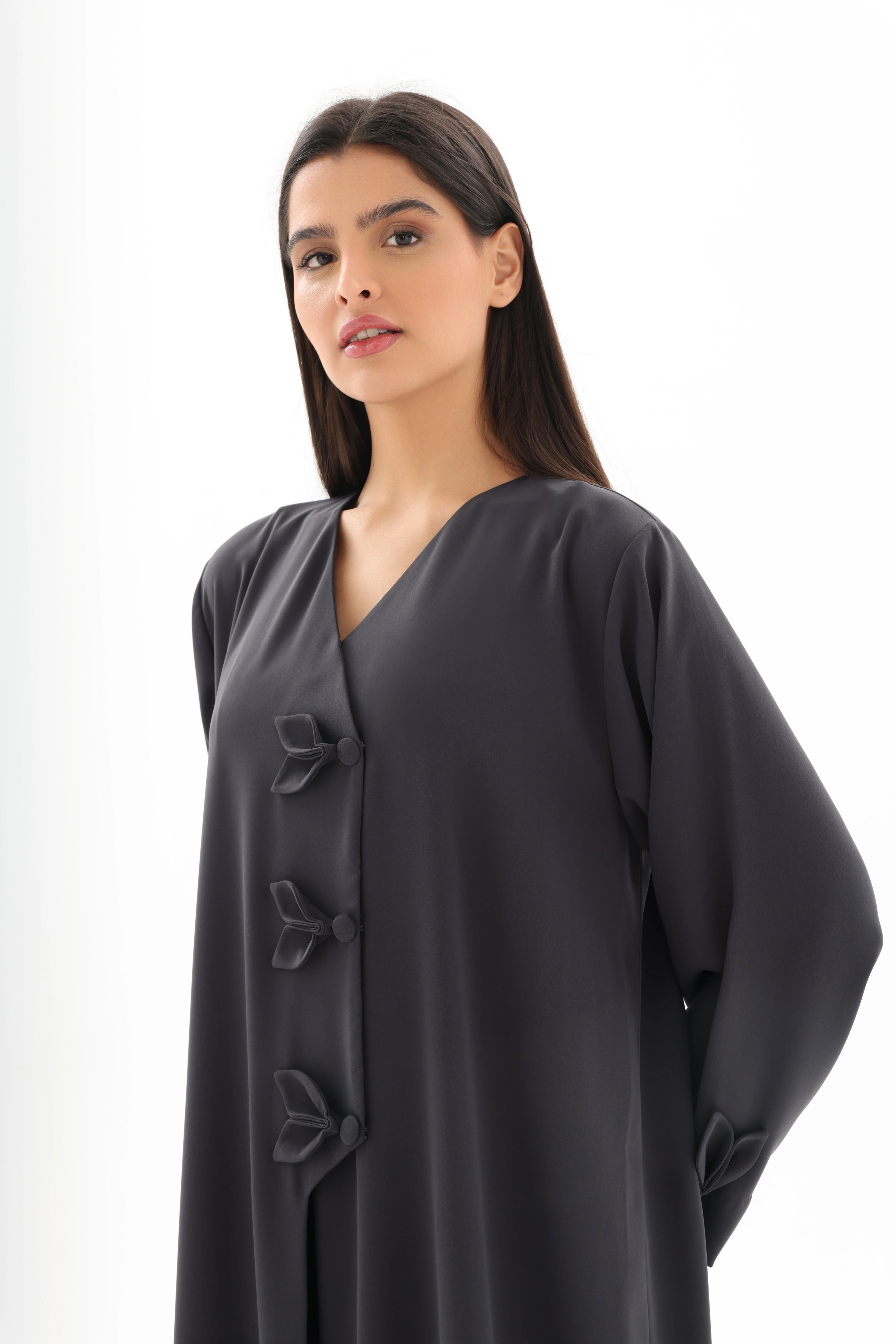 Abaya gris anthracite élégance nouée – détails pans signature – SOOTRASHOP