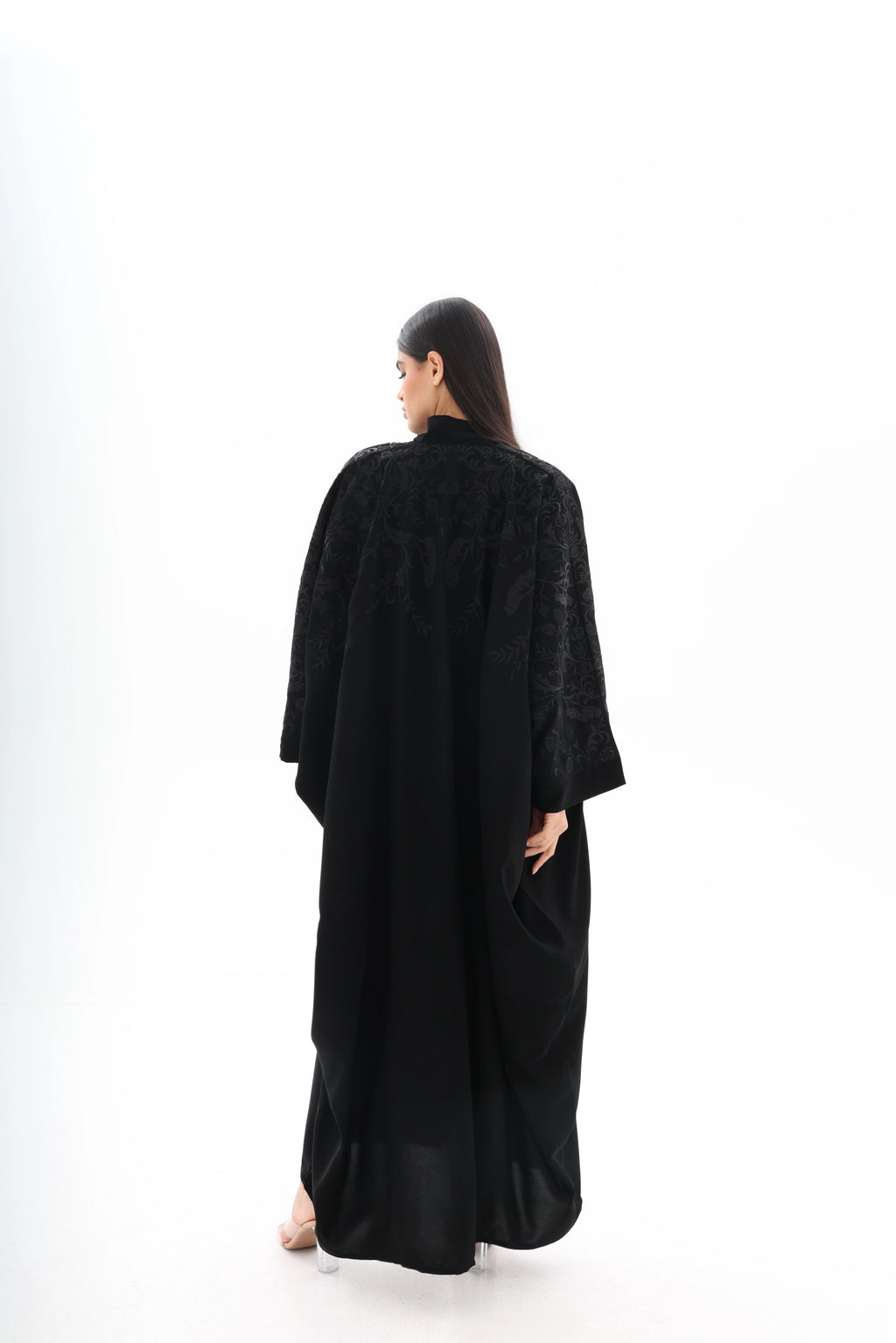 Bisht noire oversize brodée crêpe premium – vue de dos 2 – SOOTRASHOP