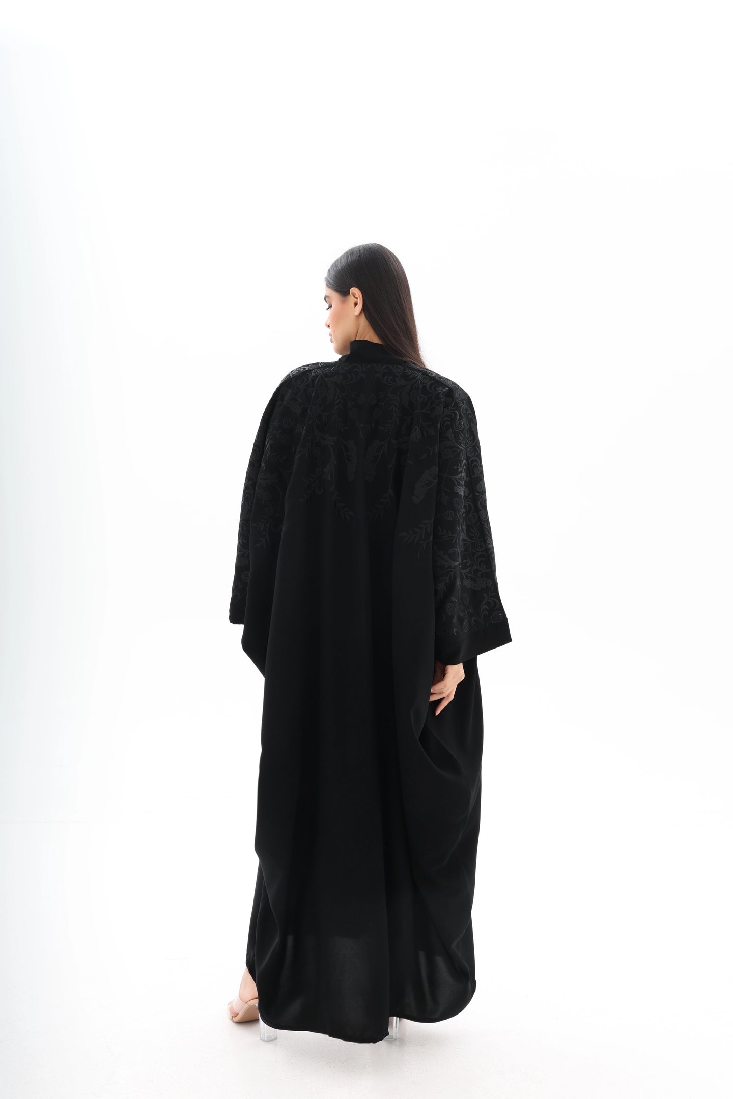 Bisht noire oversize brodée crêpe premium – vue de dos 2 – SOOTRASHOP