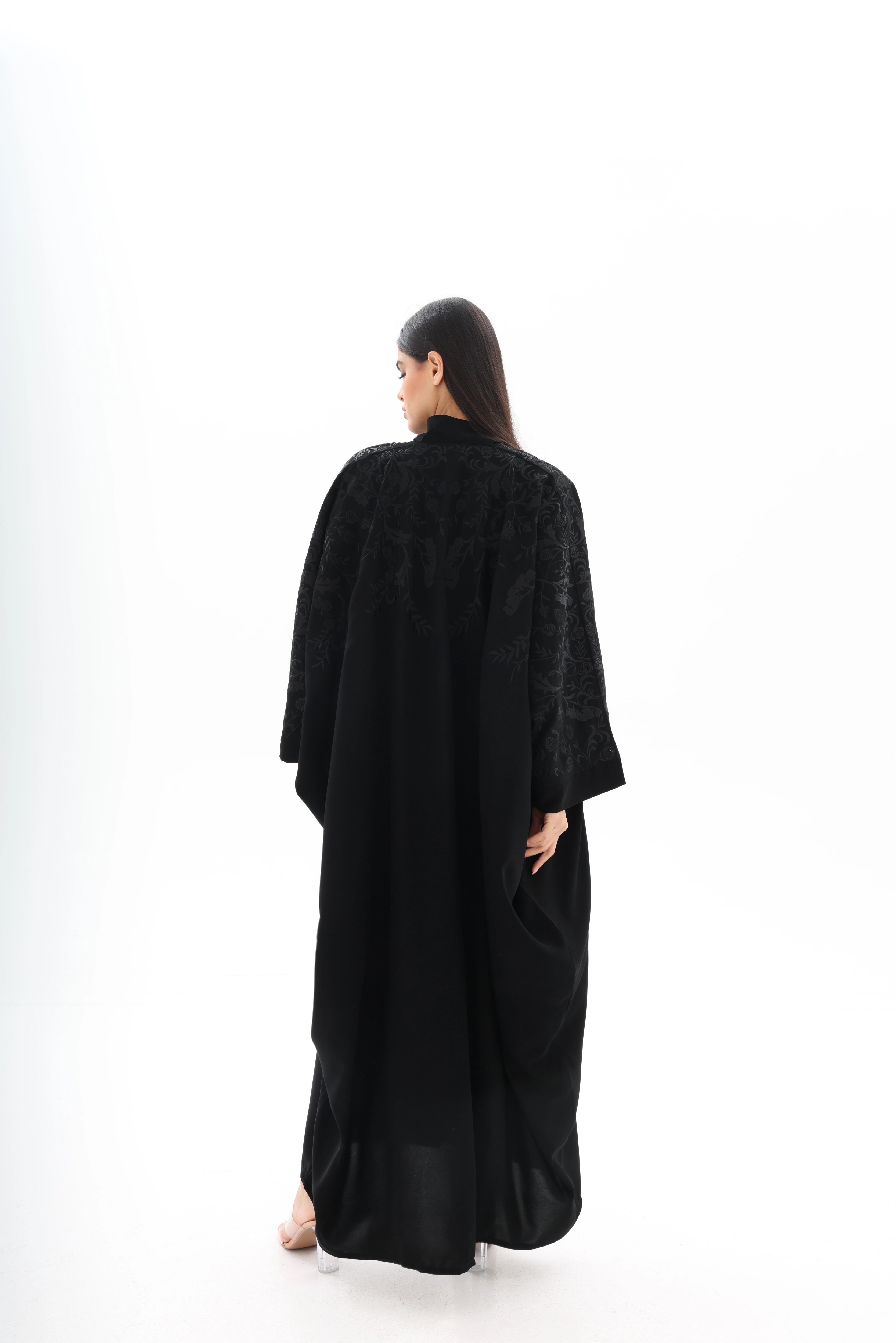 Bisht noire oversize brodée crêpe premium – vue de dos 2 – SOOTRASHOP