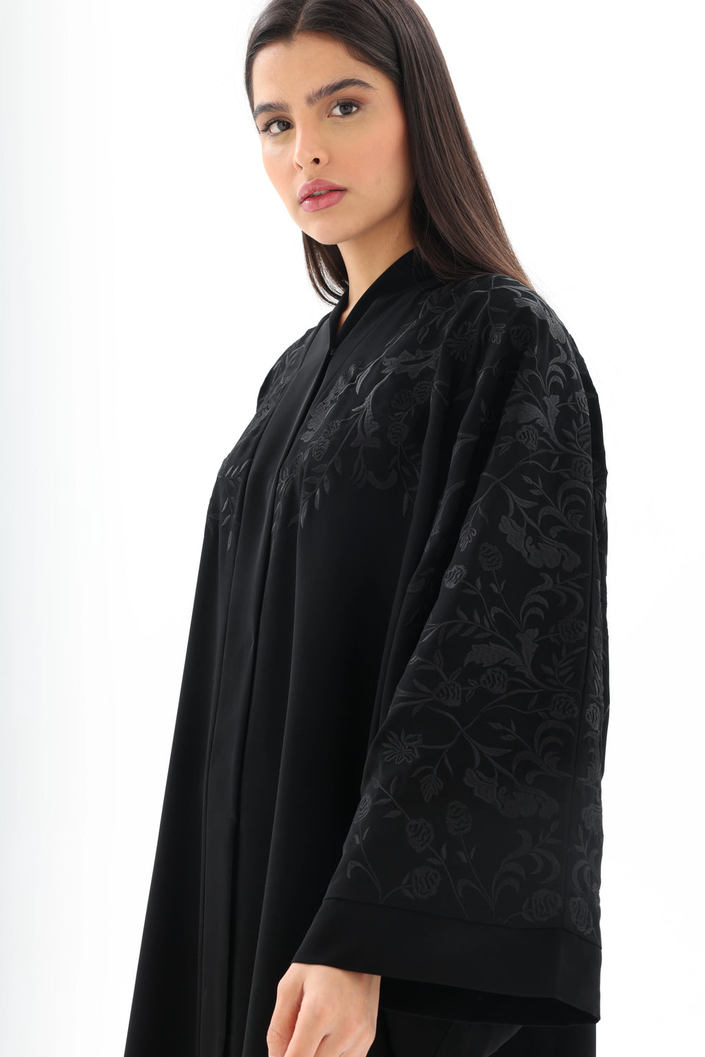 Bisht noire oversize brodée – look complet ton sur ton – SOOTRASHOP