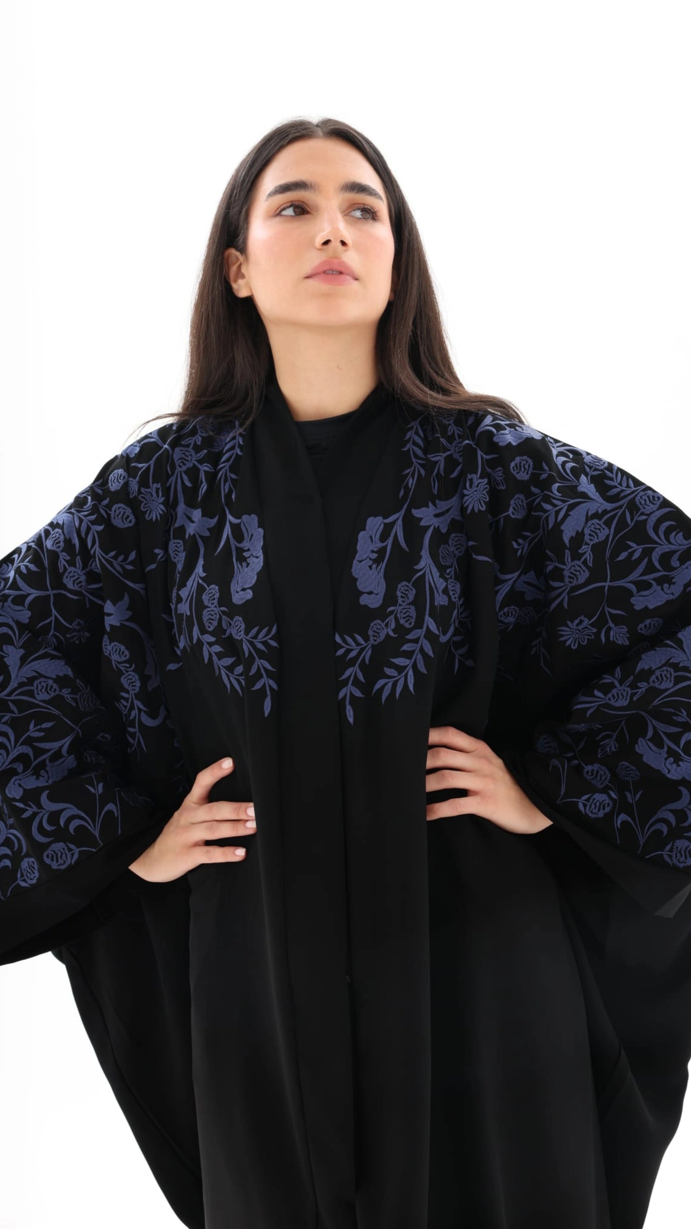Bisht noire oversize brodée bleu – look complet – SOOTRASHOP