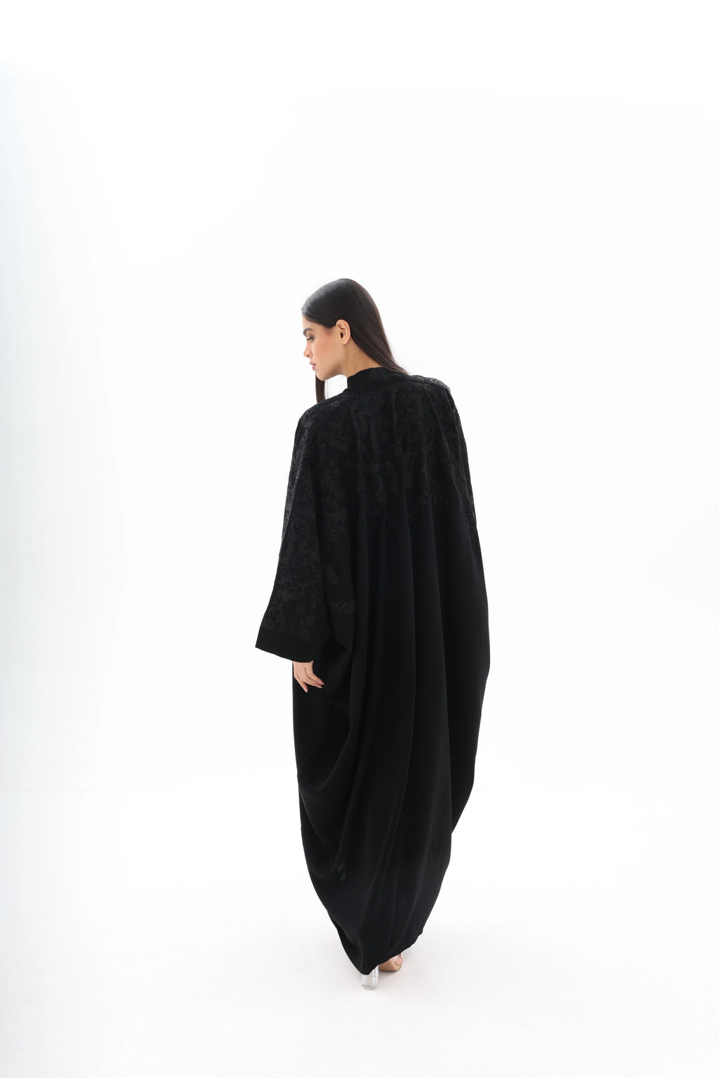Bisht noire oversize brodée crêpe premium – vue de dos – SOOTRASHOP