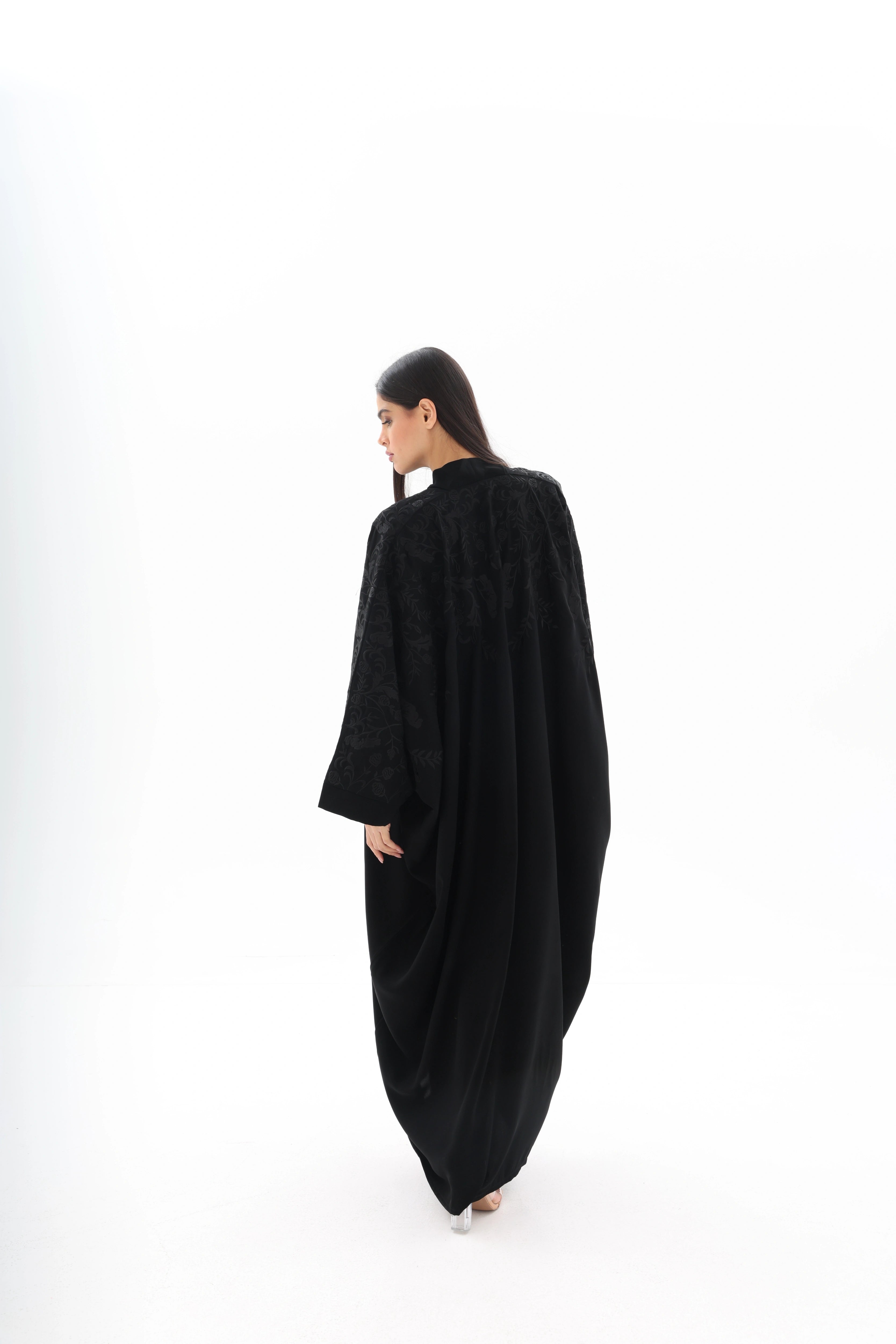 Bisht noire oversize brodée crêpe premium – vue de dos – SOOTRASHOP