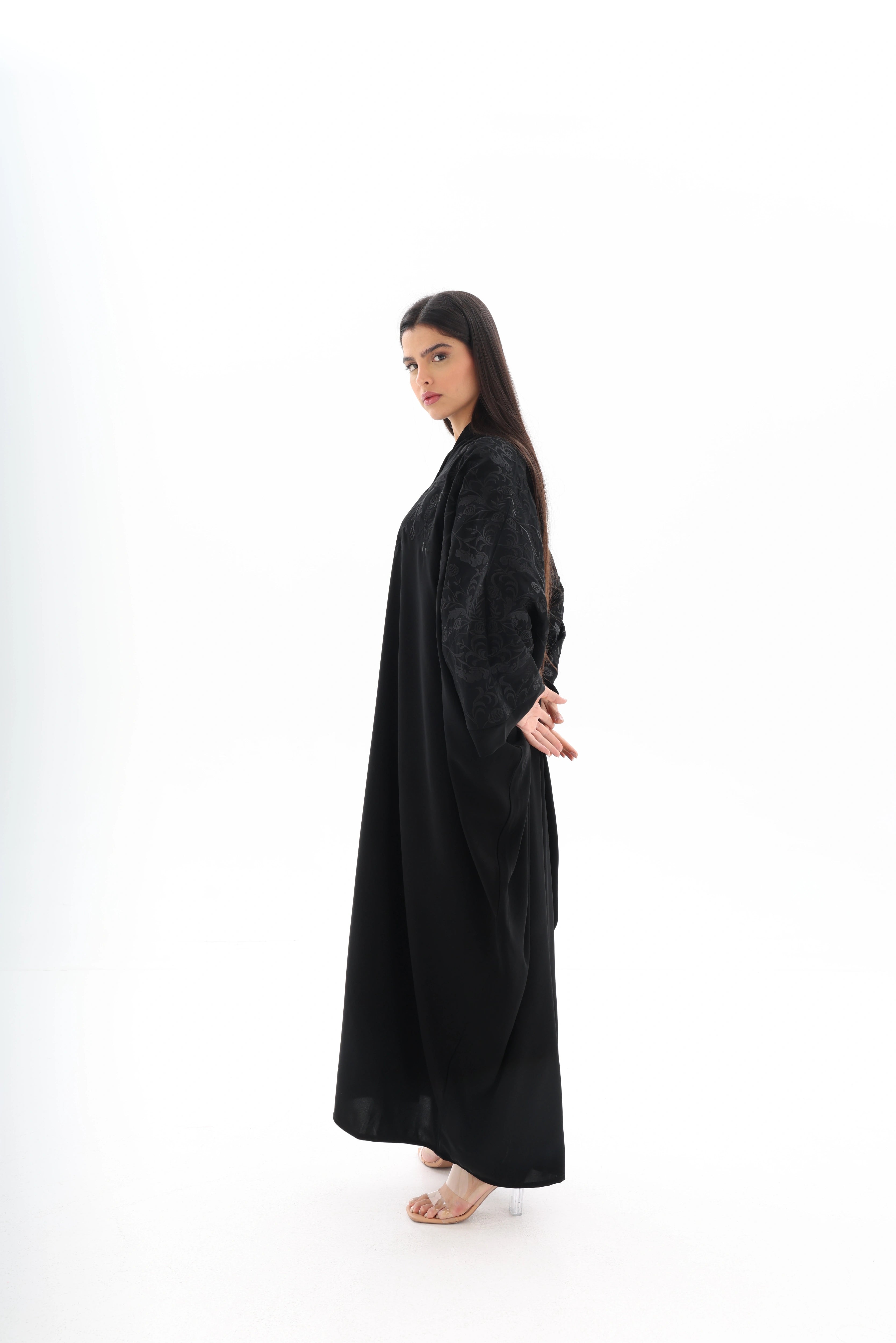 Bisht noire oversize brodée crêpe premium – vue de profil – SOOTRASHOP