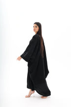 Bisht noire oversize brodée crêpe premium – vue de profil 2 – SOOTRASHOP