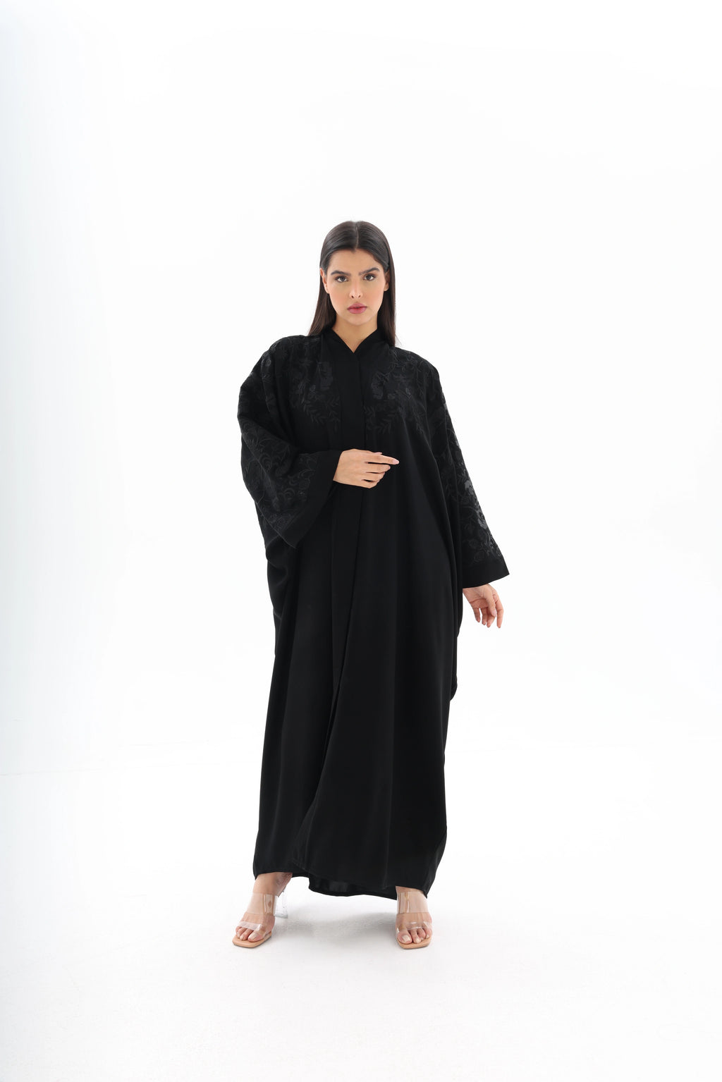 Bisht noire oversize brodée crêpe premium – vue de face 2 – SOOTRASHOP