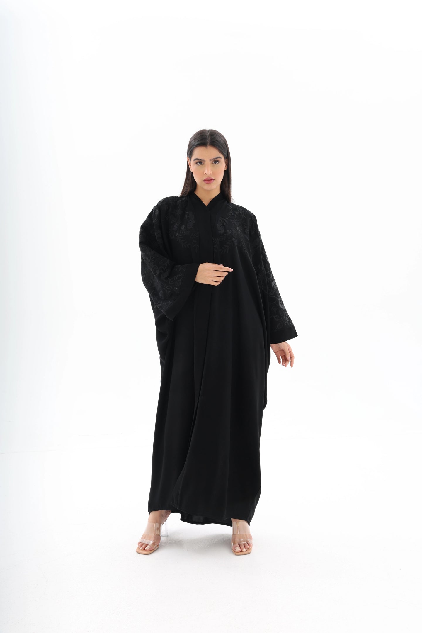 Bisht noire oversize brodée crêpe premium – vue de face 2 – SOOTRASHOP
