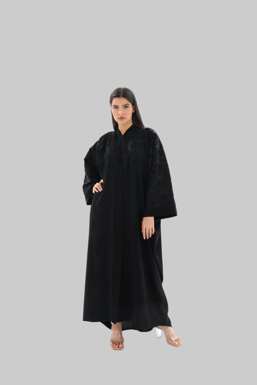 Bisht noire oversize brodée crêpe premium – vue de face – SOOTRASHOP